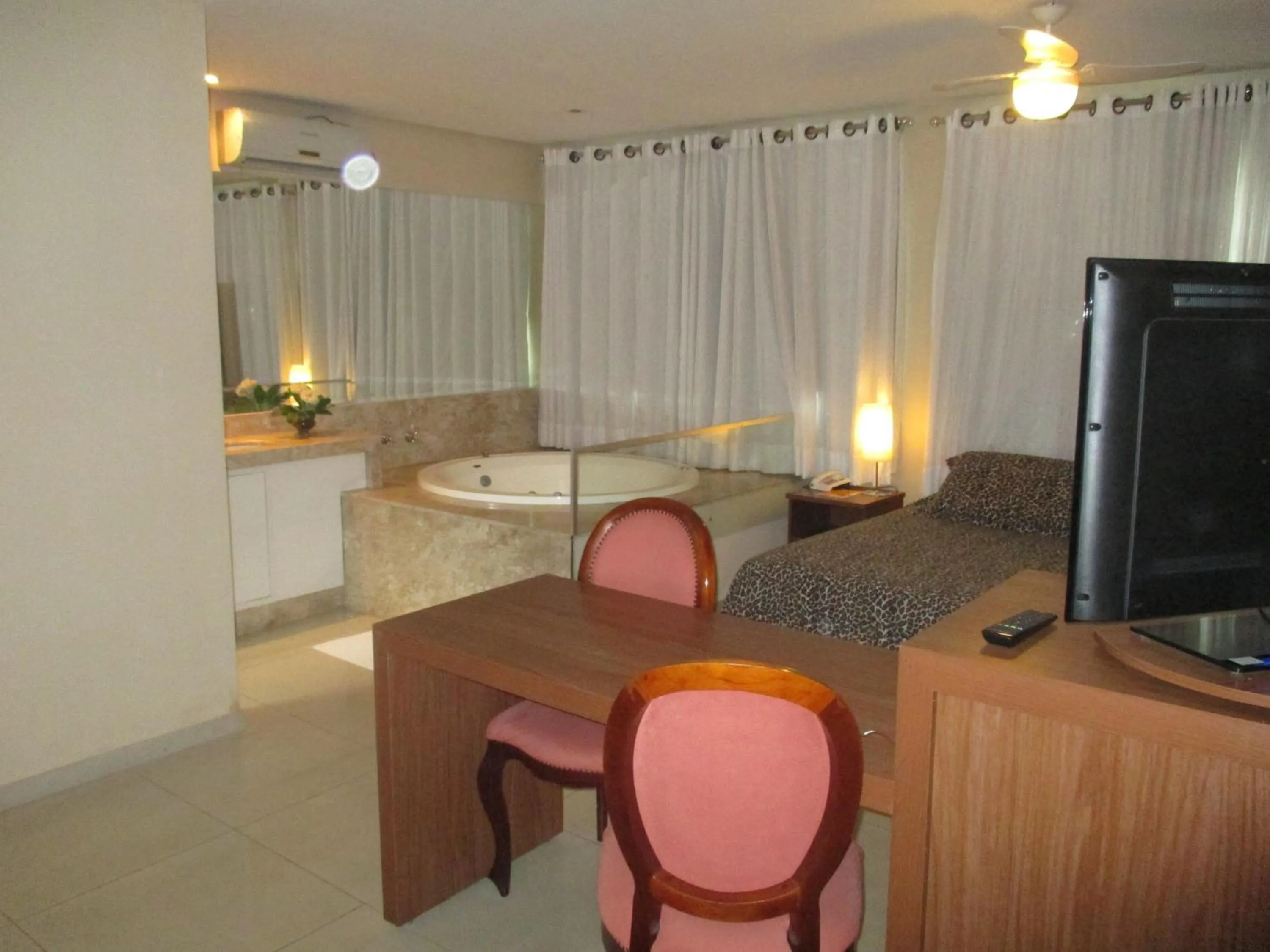 Decorative detail, Bed in Victor Plaza Formiga