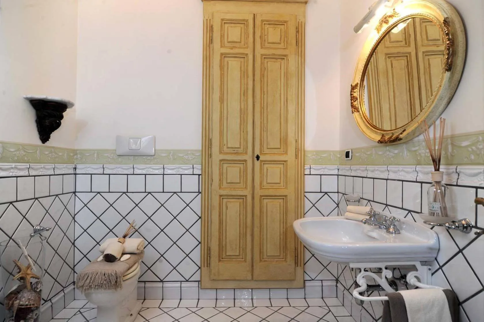 Bathroom in Casa Raiola Ercolano Luxury Rooms & Spa