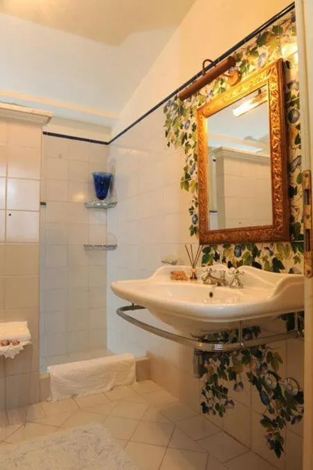 Bathroom in Casa Raiola Ercolano Luxury Rooms & Spa