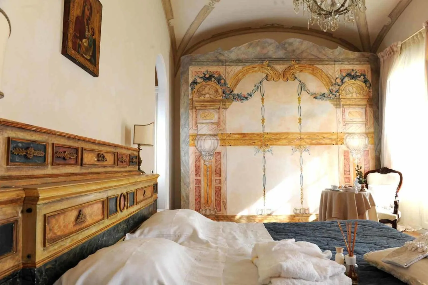 Bedroom in Casa Raiola Ercolano Luxury Rooms & Spa