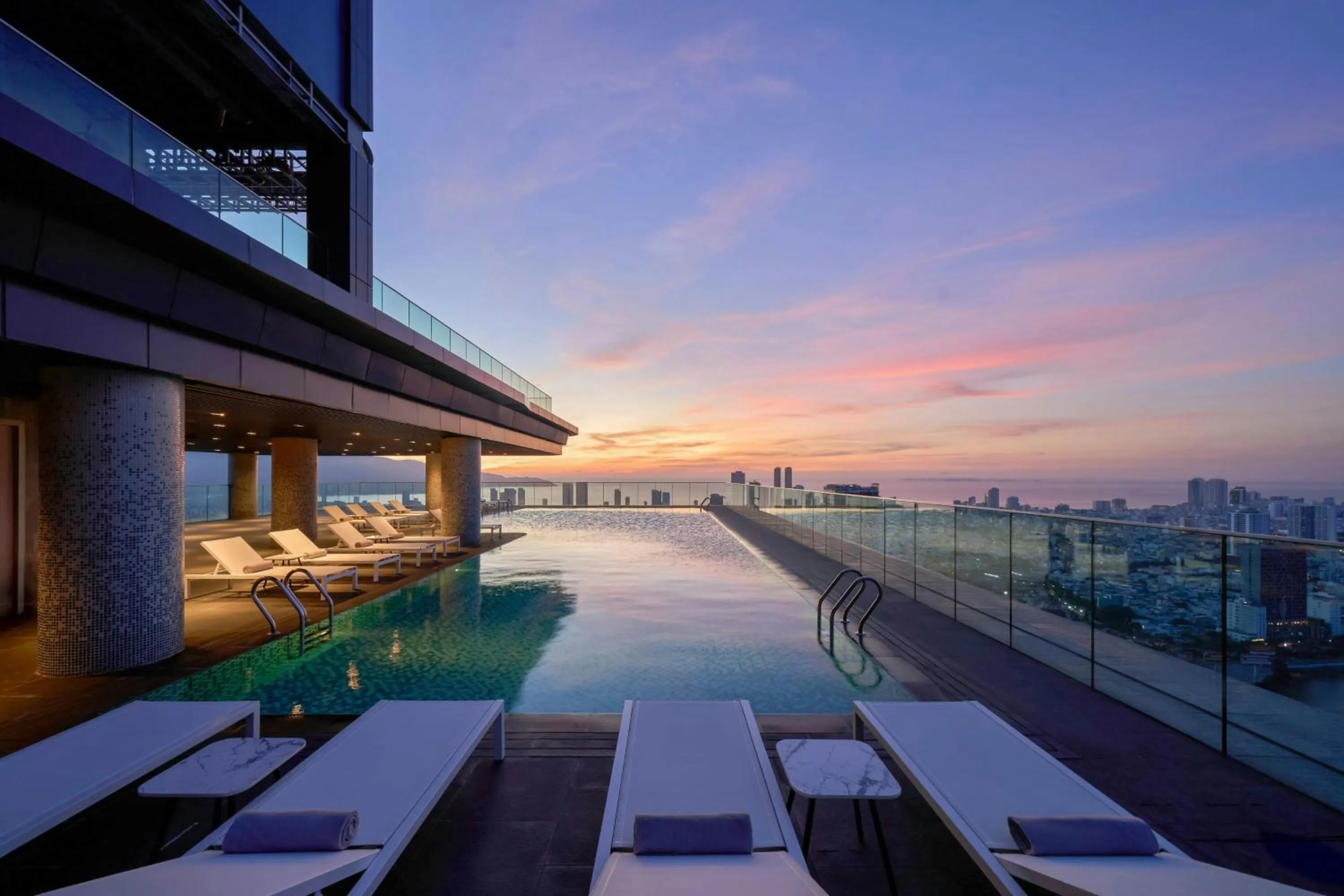 Swimming pool in Courtyard by Marriott Danang Han River