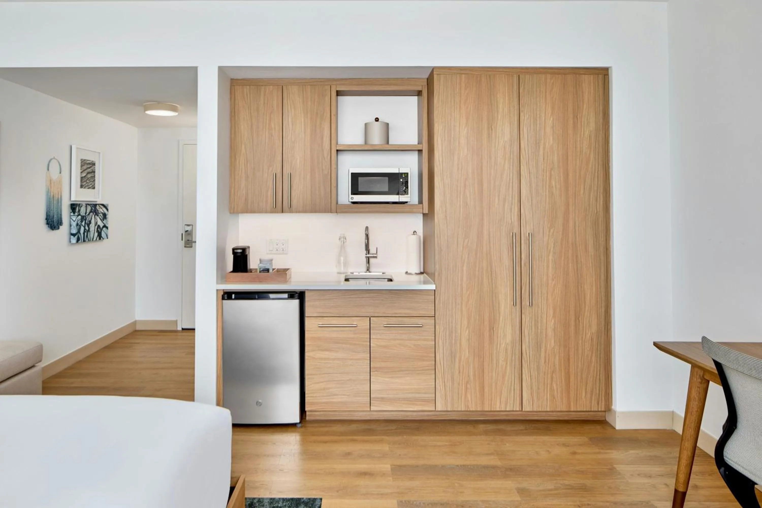 Photo of the whole room, Bed in Element Wilmington