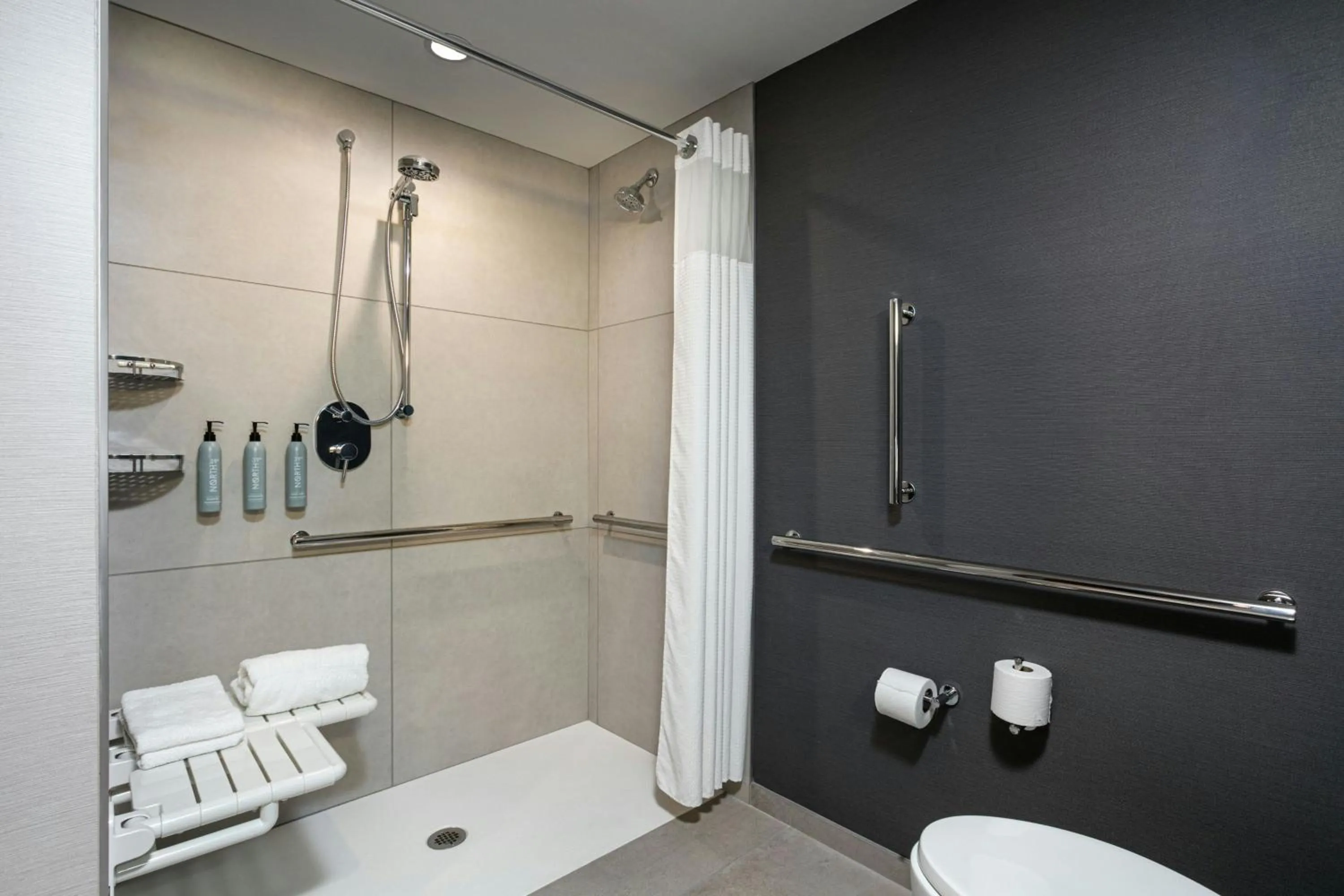 Bathroom in Courtyard Lewiston