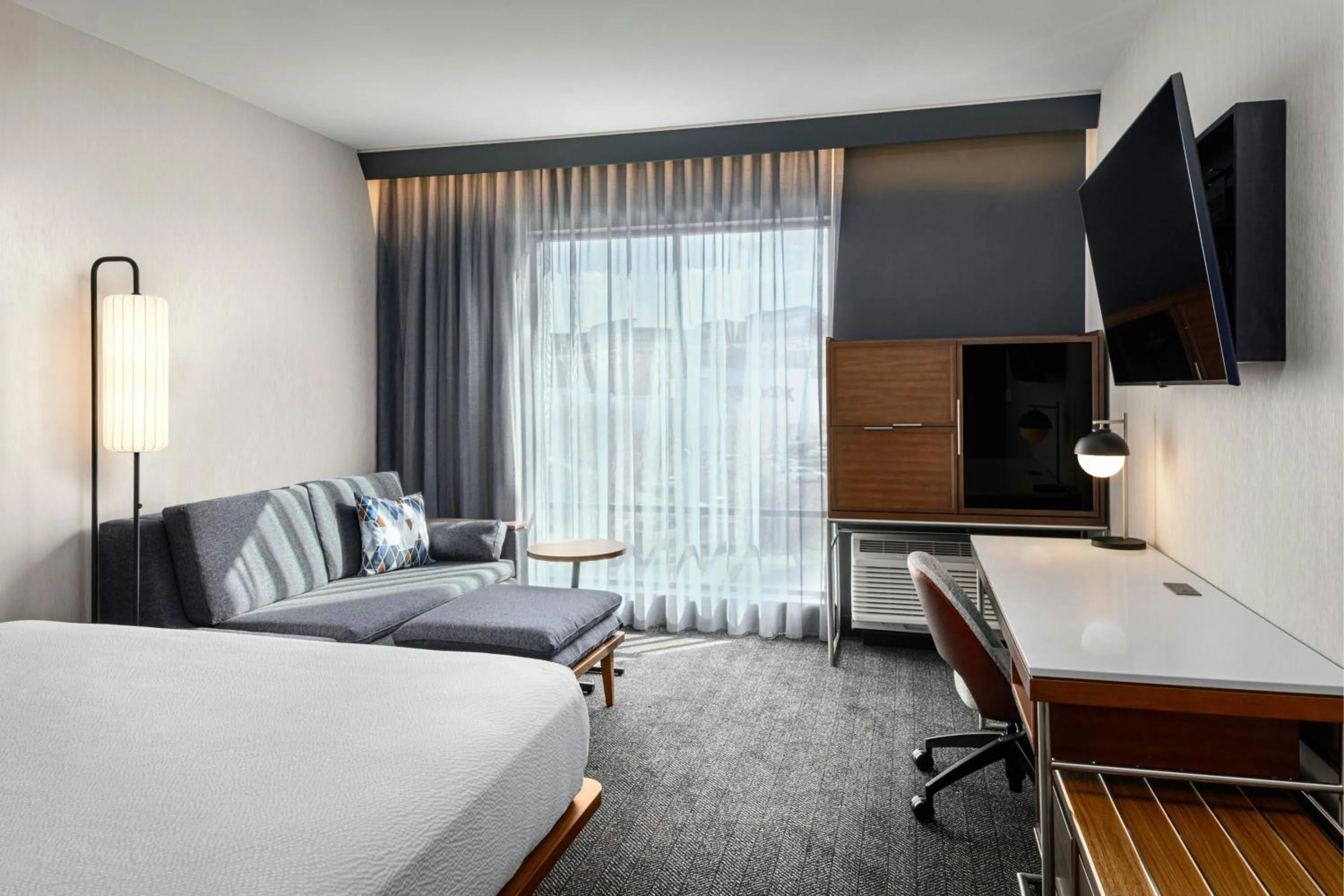 Photo of the whole room, Bed in Courtyard Lewiston