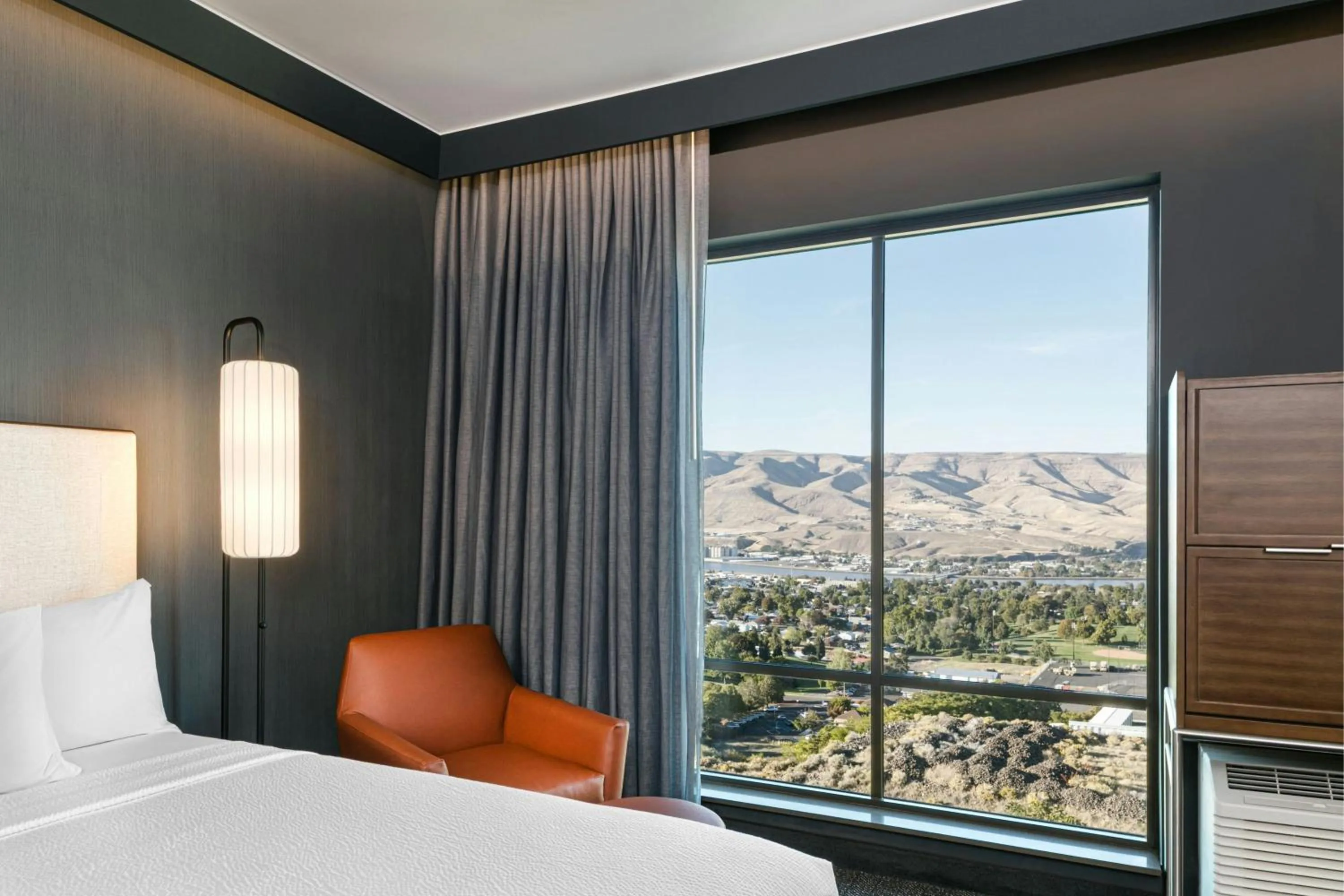 Photo of the whole room, Bed in Courtyard Lewiston