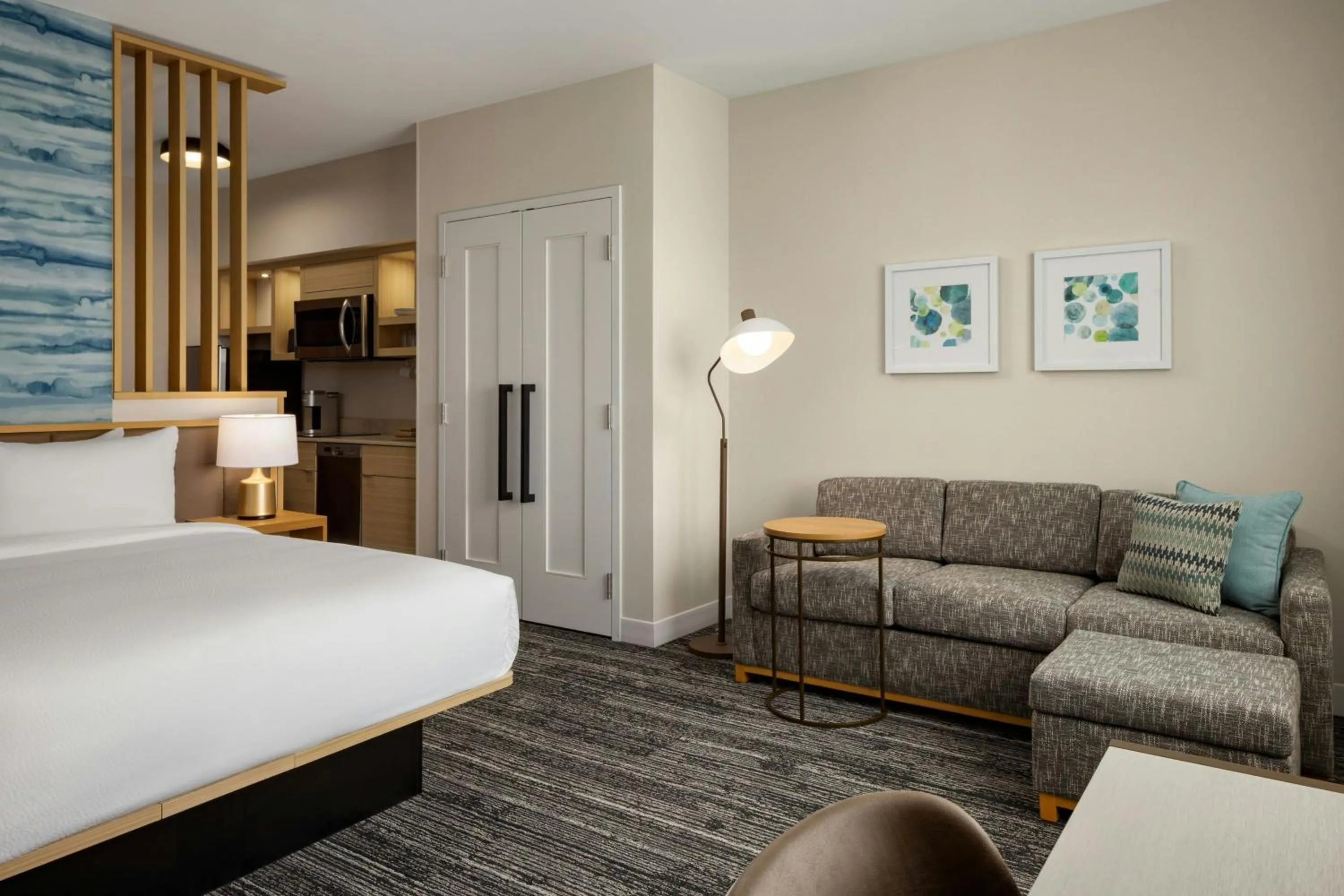 Kitchen or kitchenette, Bed in TownePlace Suites by Marriott Chilliwack