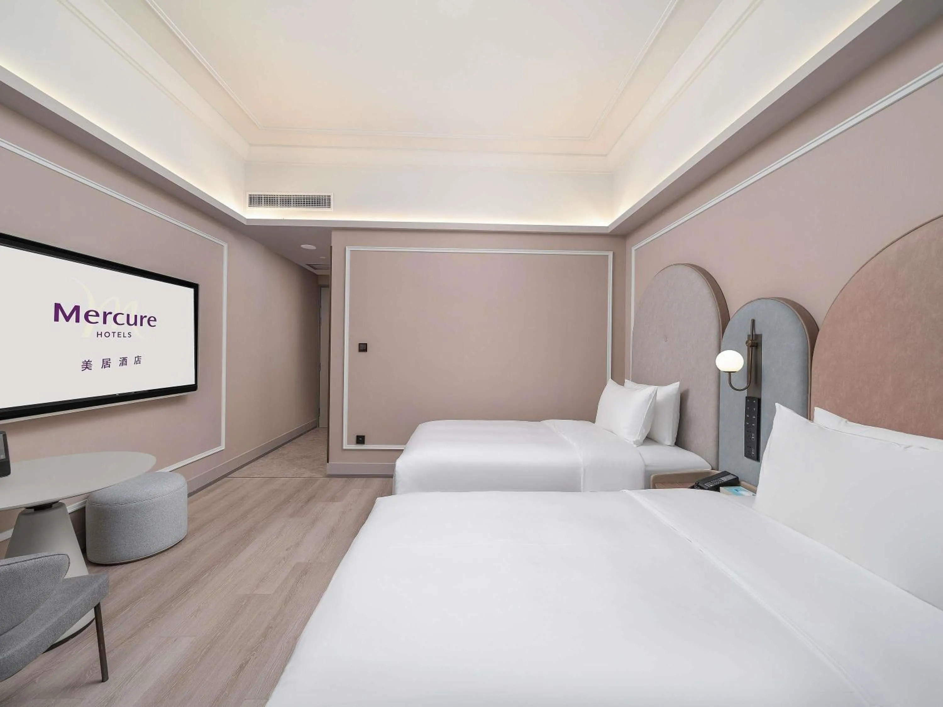 Bedroom, Bed in Mercure Guangzhou Tianhe Sports Center