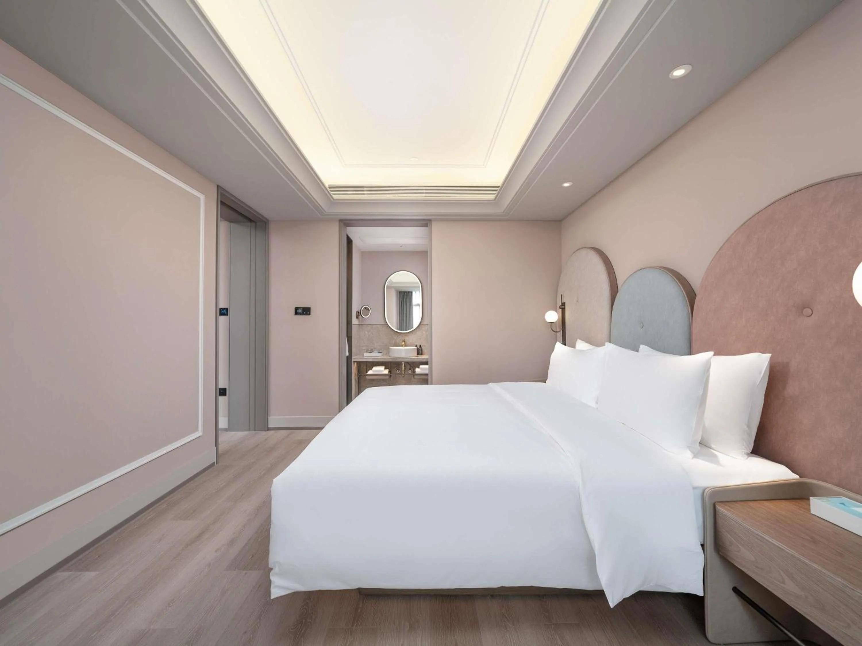 Bedroom, Bed in Mercure Guangzhou Tianhe Sports Center
