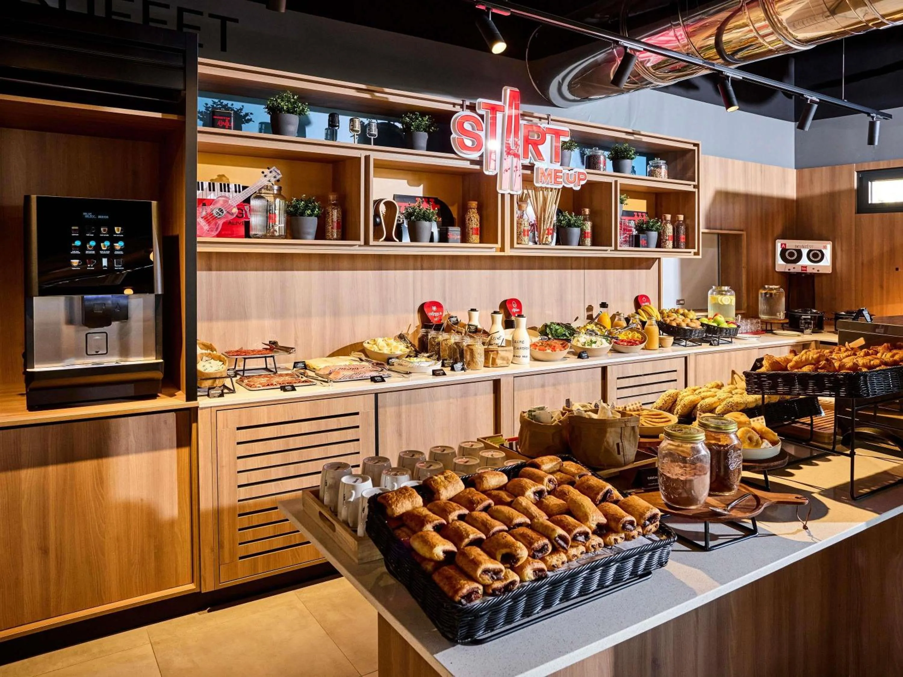 Restaurant/places to eat in ibis Madrid Norte Las Tablas