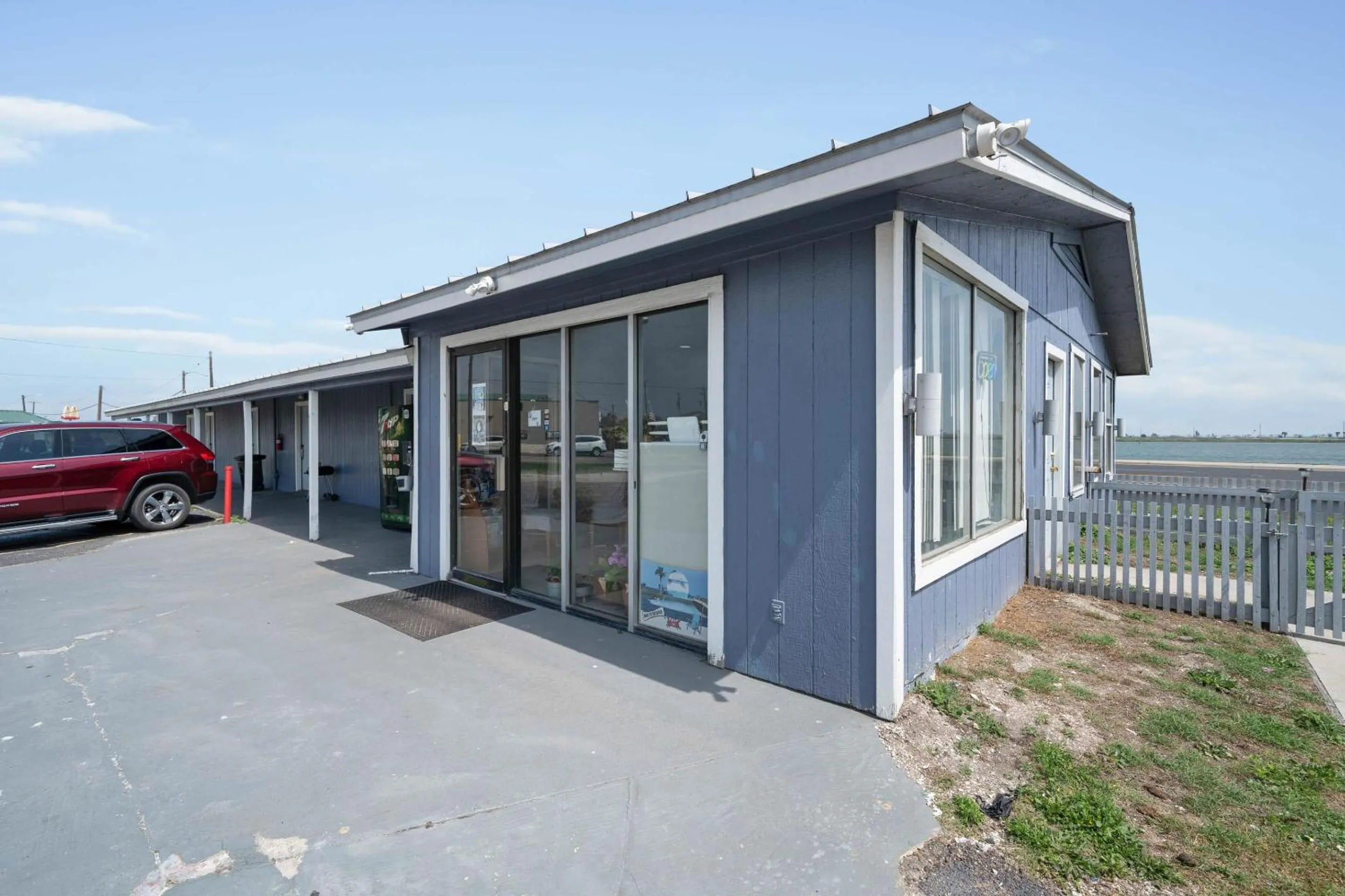 Facade/entrance in OYO Hotel Rockport- Bay View