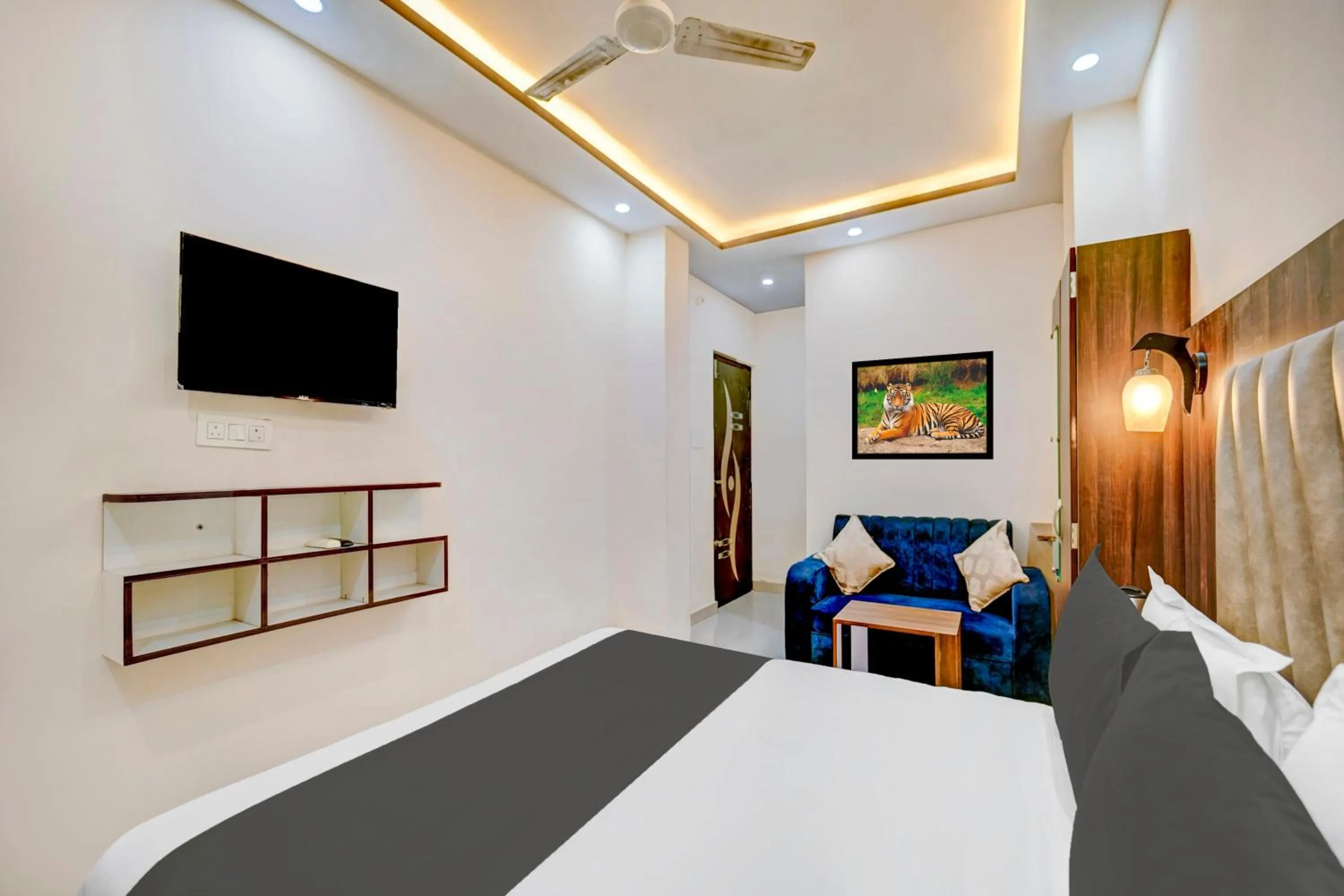 Bedroom, Bed in Super Townhouse Anisabad Near Mahavir Sansthan