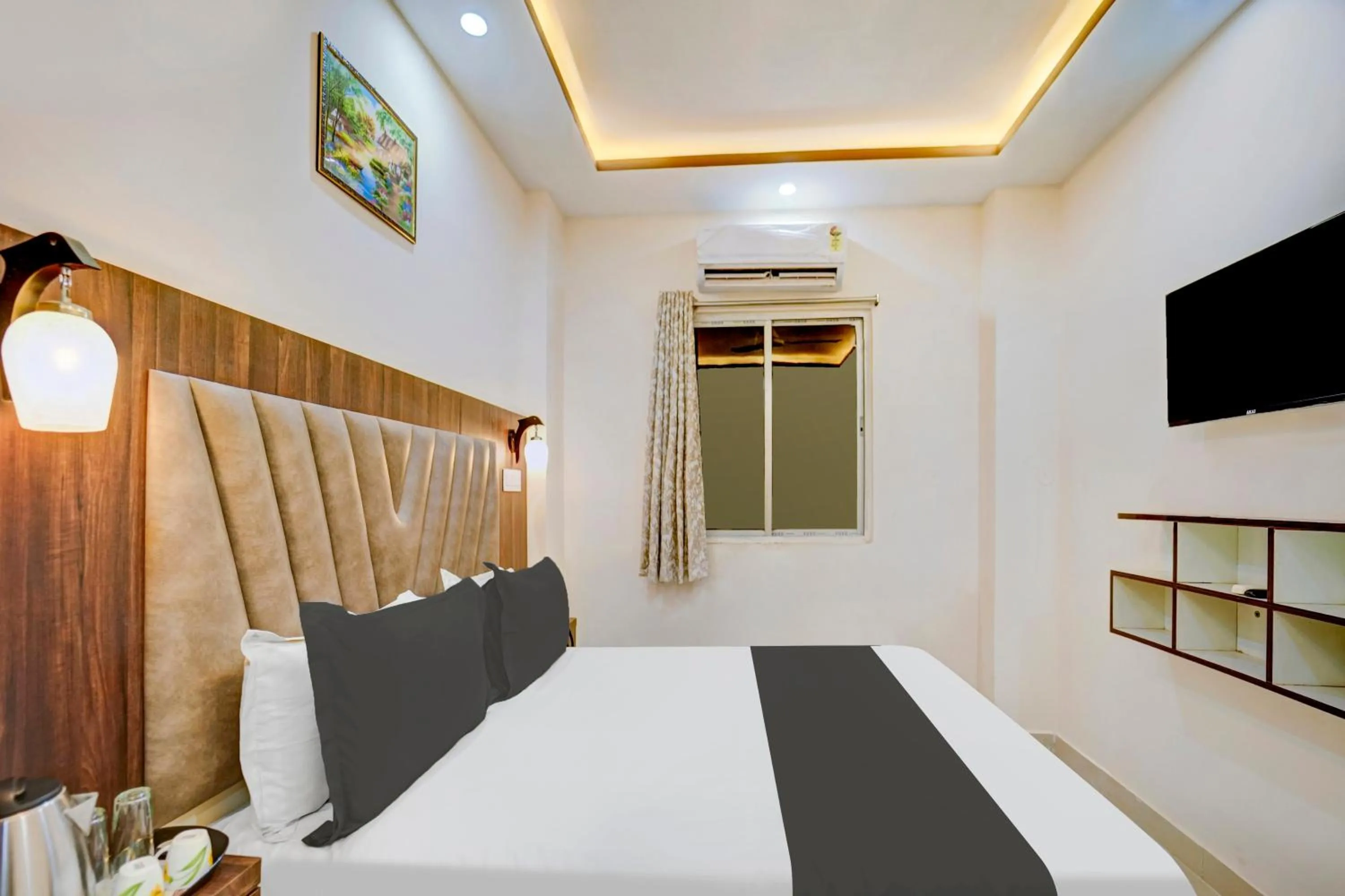 Bedroom, Bed in Super Townhouse Anisabad Near Mahavir Sansthan