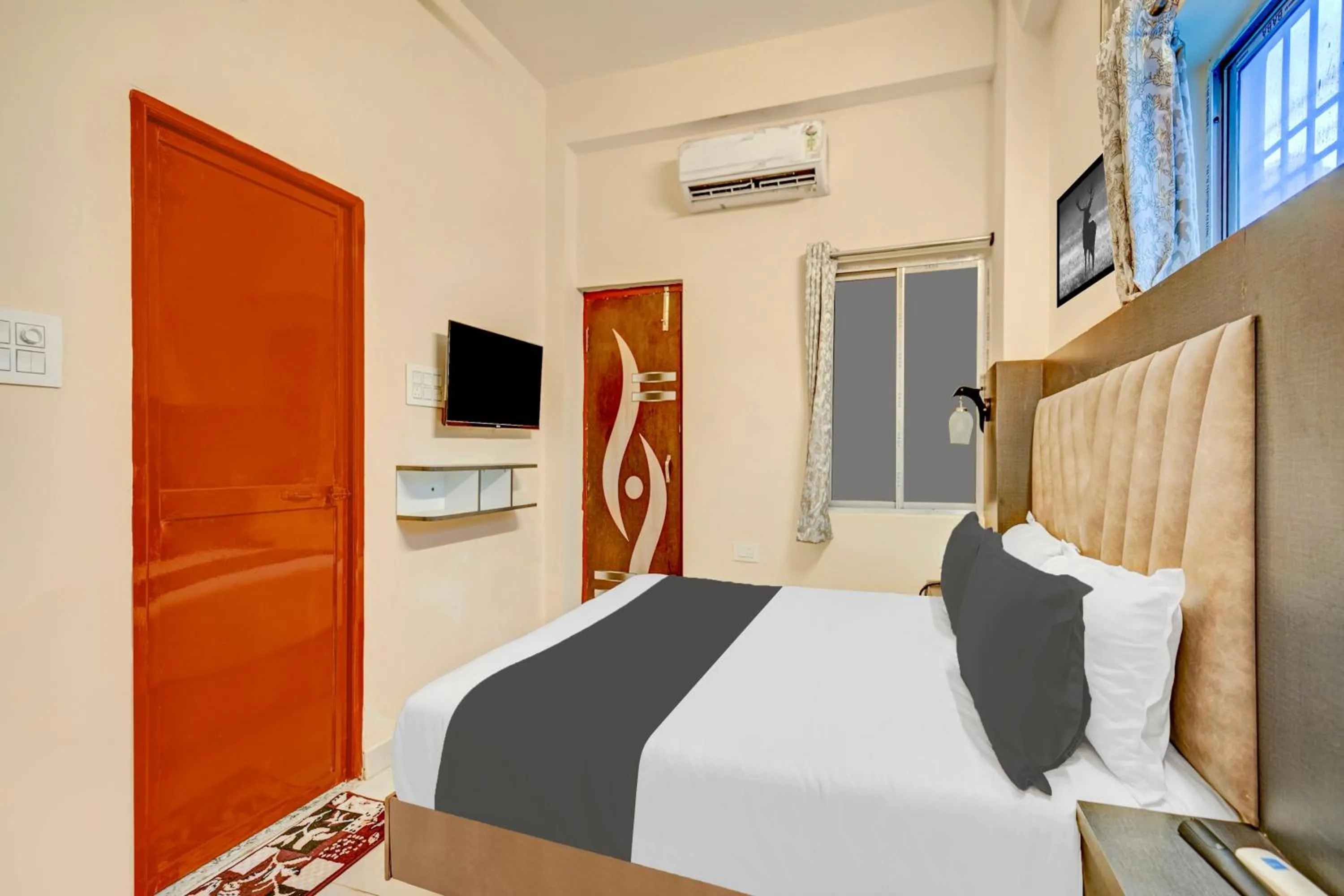 Bedroom, Bed in Super Townhouse Anisabad Near Mahavir Sansthan
