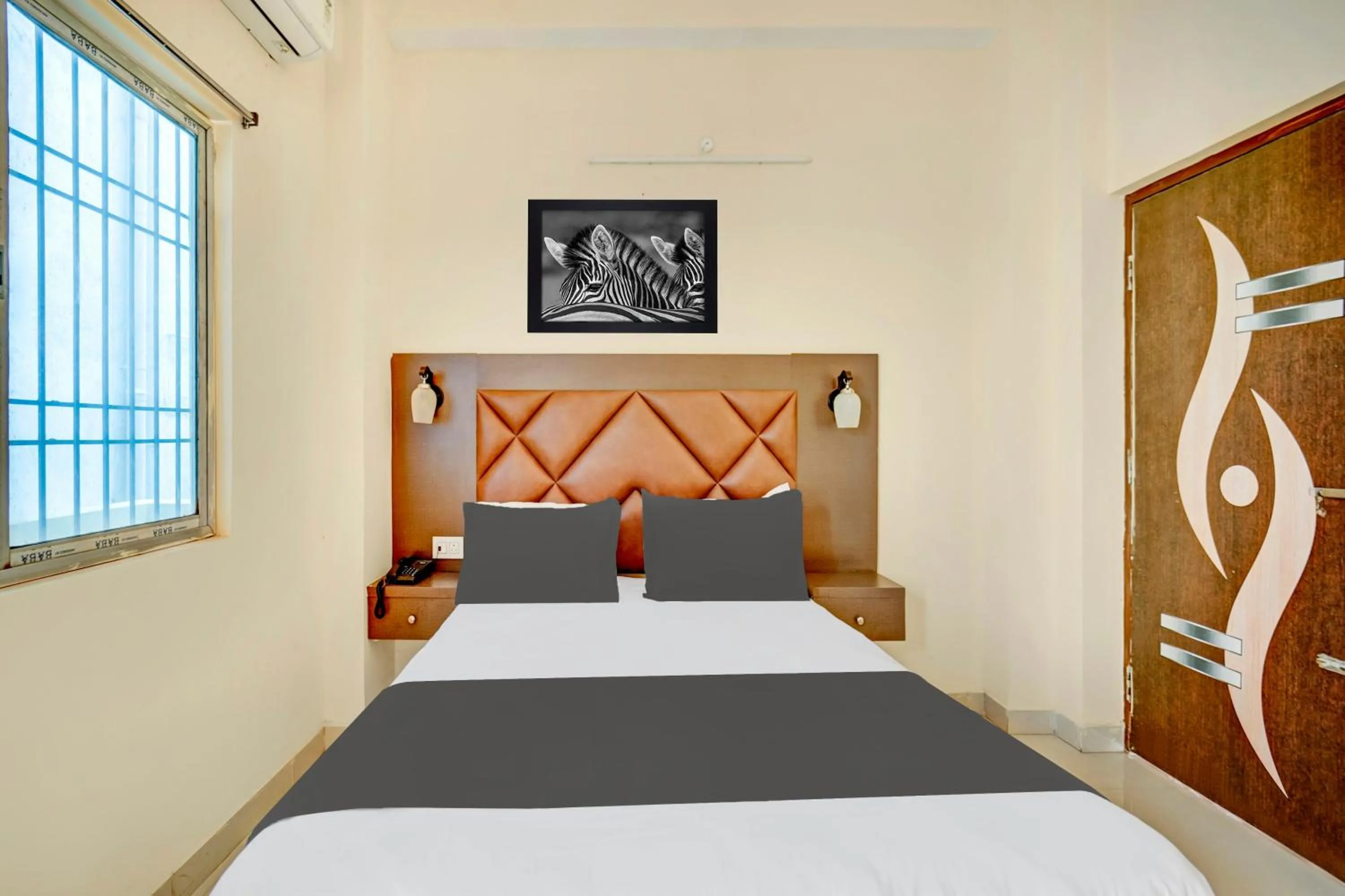 Bedroom, Bed in Super Townhouse Anisabad Near Mahavir Sansthan
