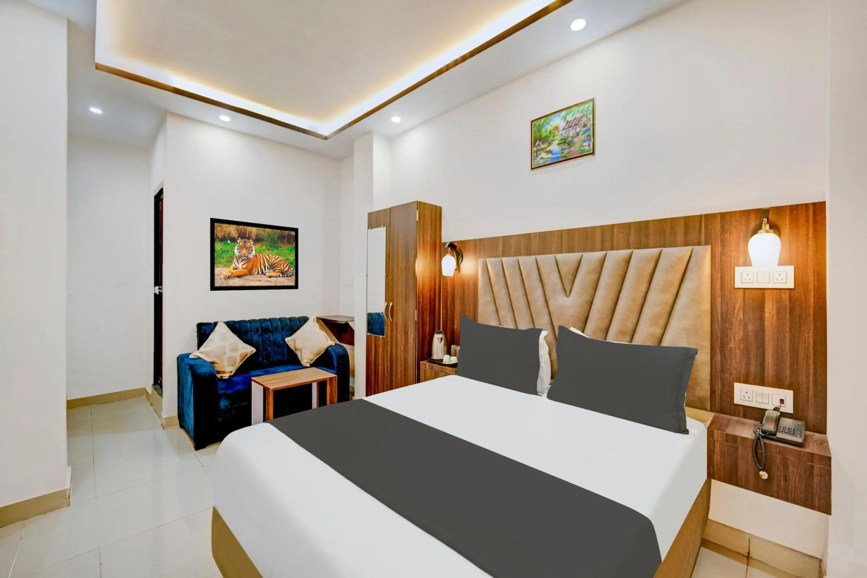 Bedroom, Bed in Super Townhouse Anisabad Near Mahavir Sansthan
