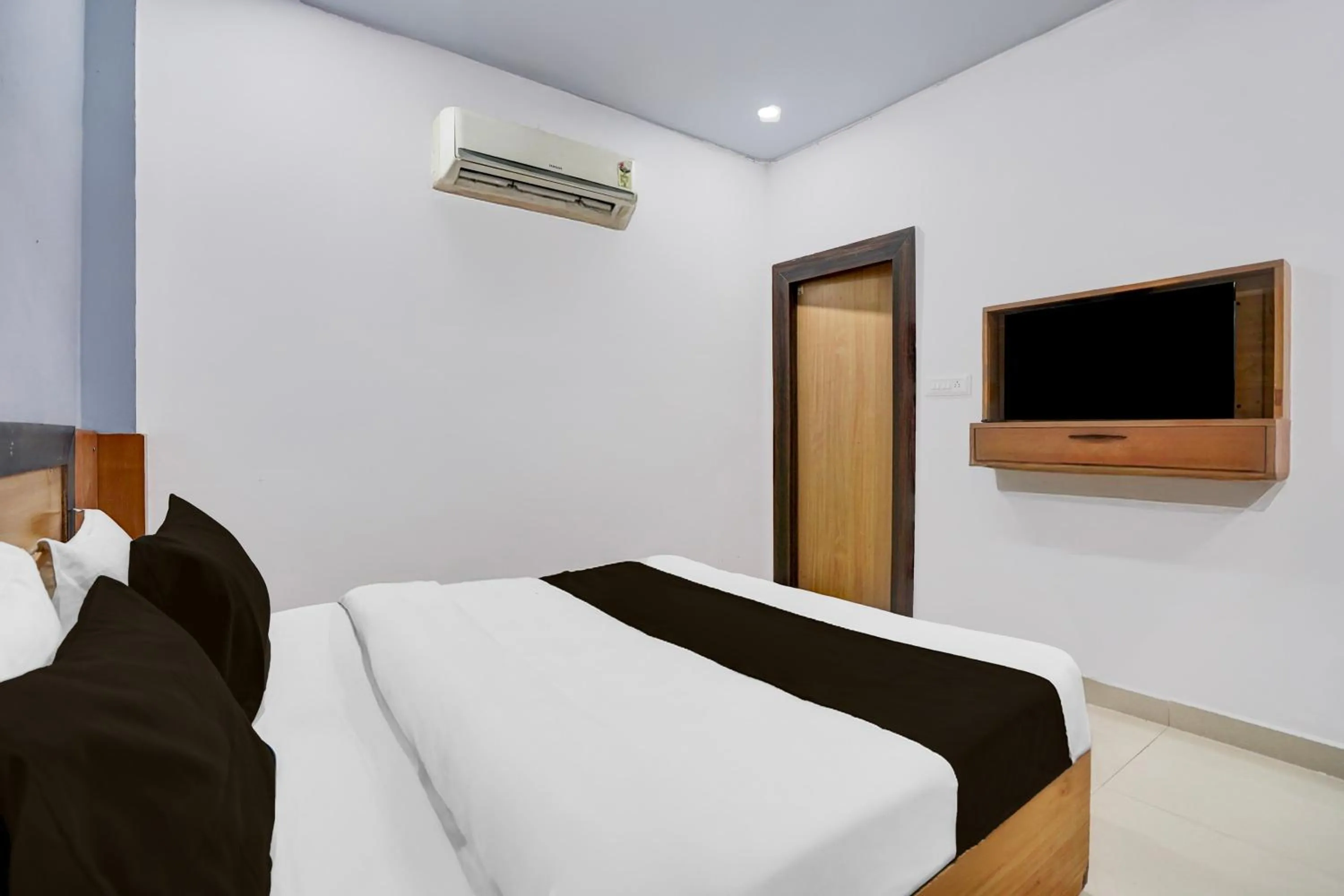 Bedroom, Bed in Super Hotel O Gomti Nagar Near Amity Formerly Hotel Green Apple