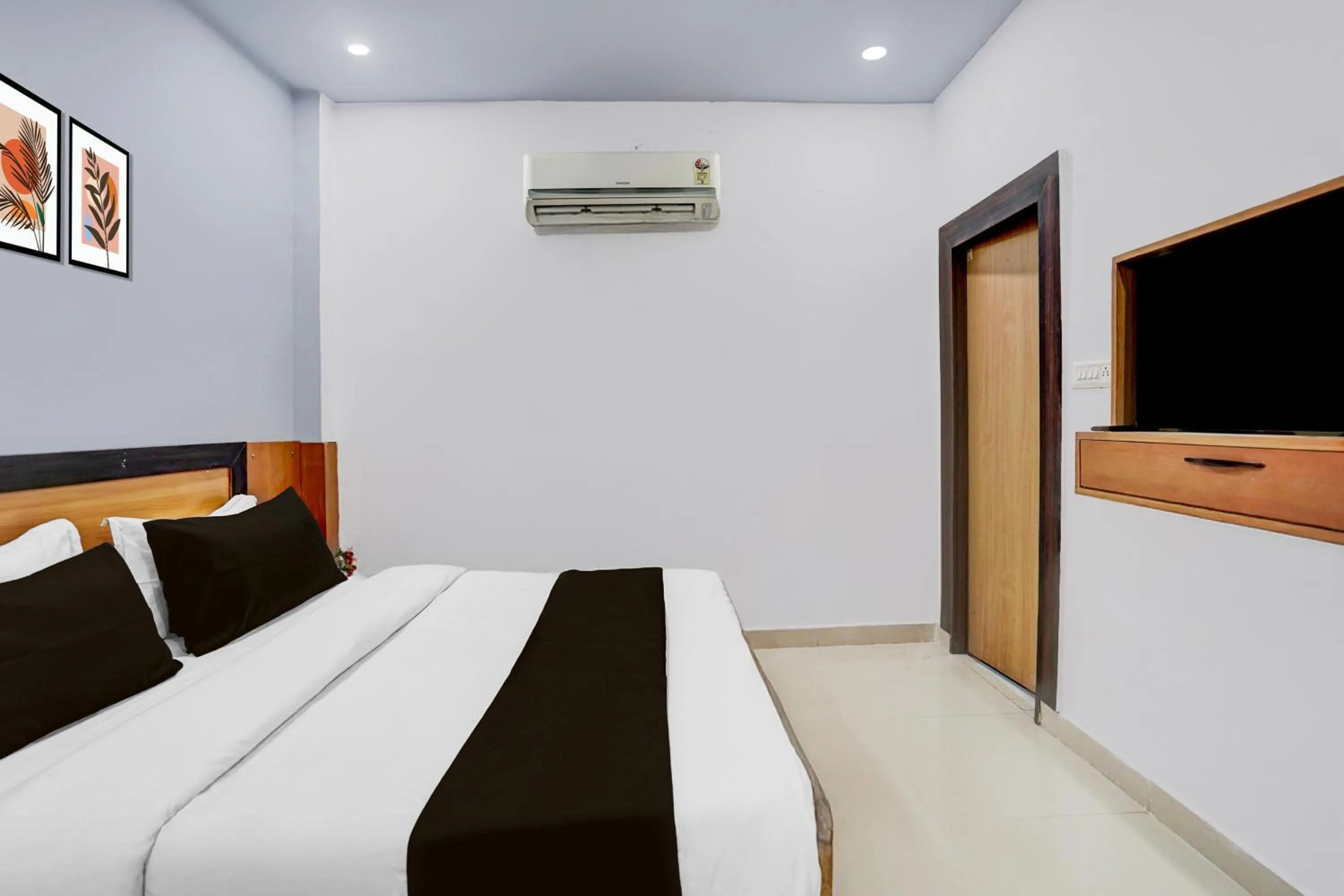 Bedroom, Bed in Super Hotel O Gomti Nagar Near Amity Formerly Hotel Green Apple