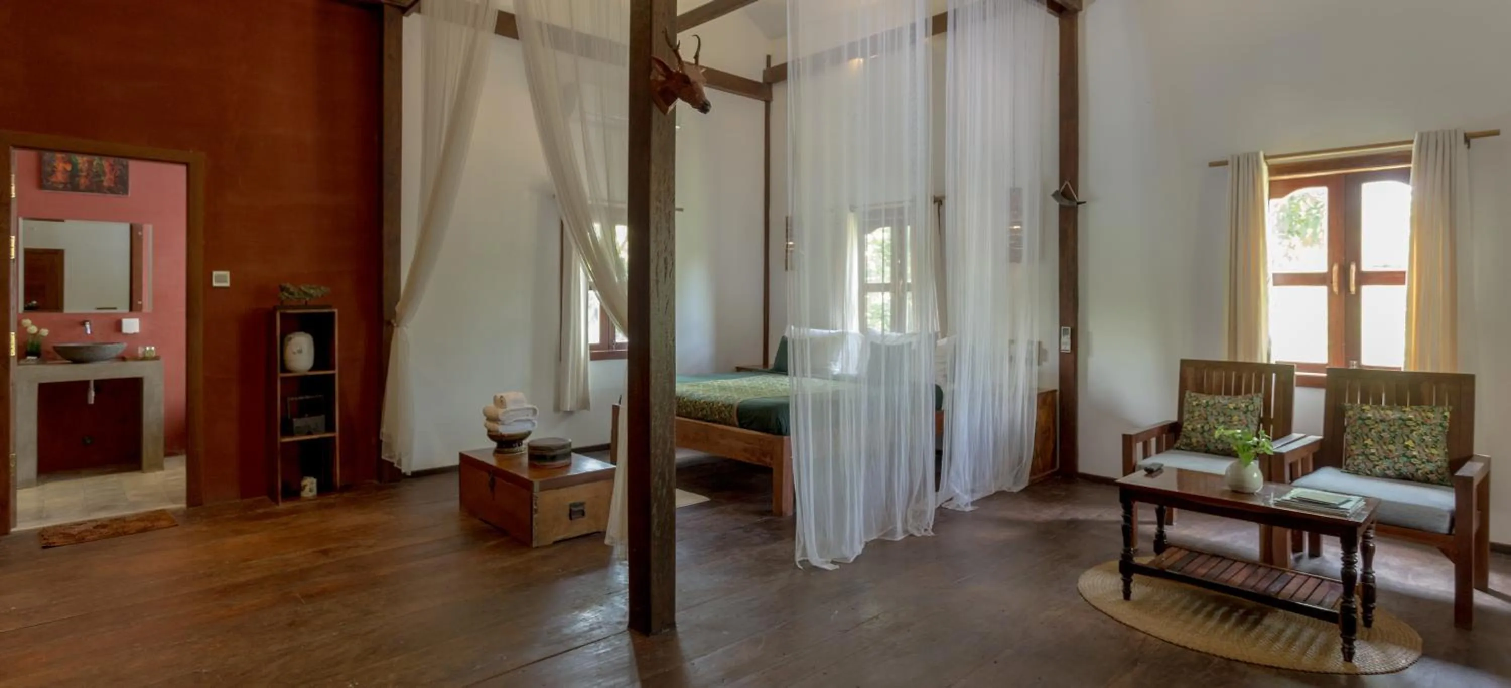 Photo of the whole room, Bed in Isann Lodge