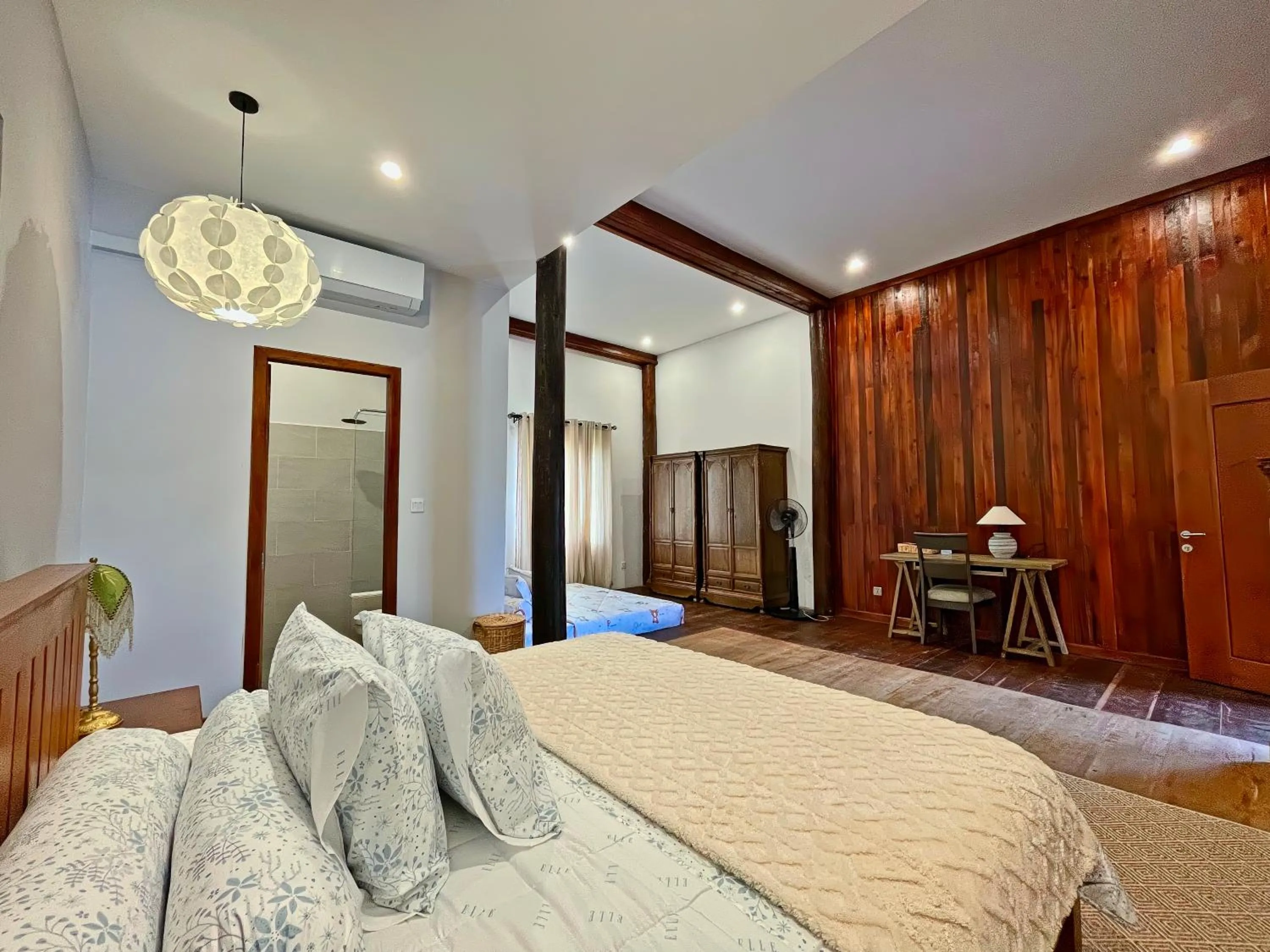 Bedroom, Bed in Isann Lodge