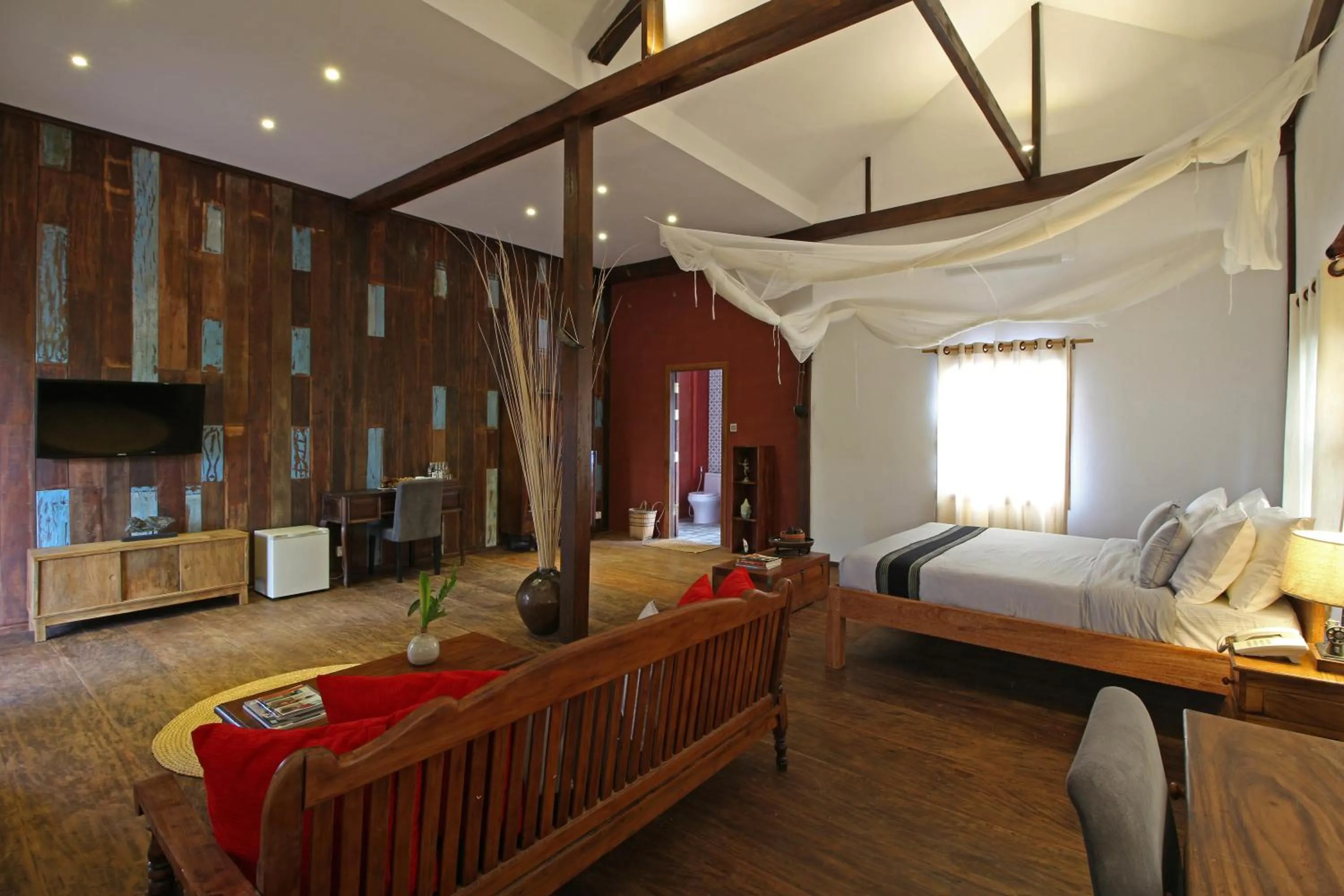 Photo of the whole room, Bed in Isann Lodge
