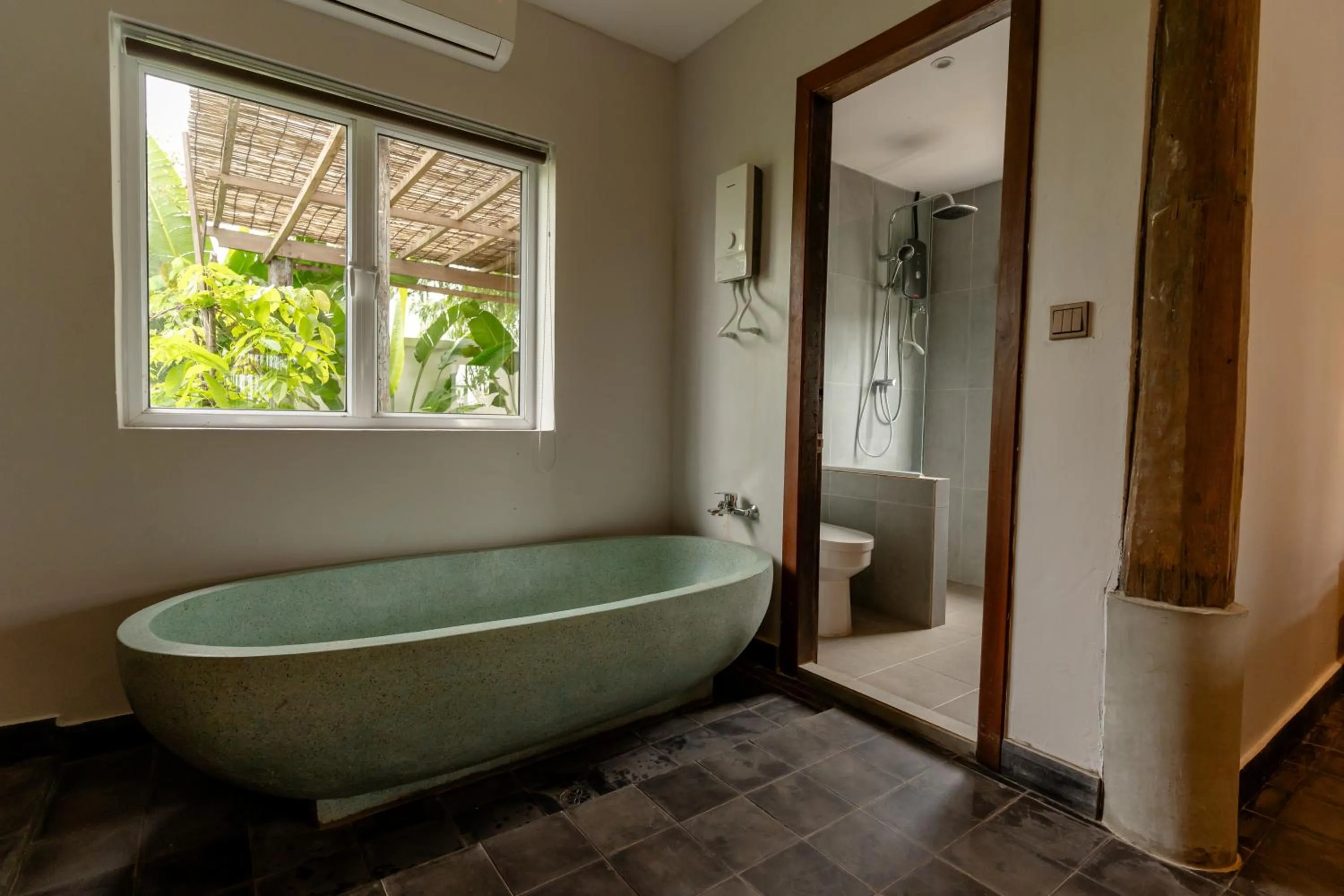 Bath in Isann Lodge