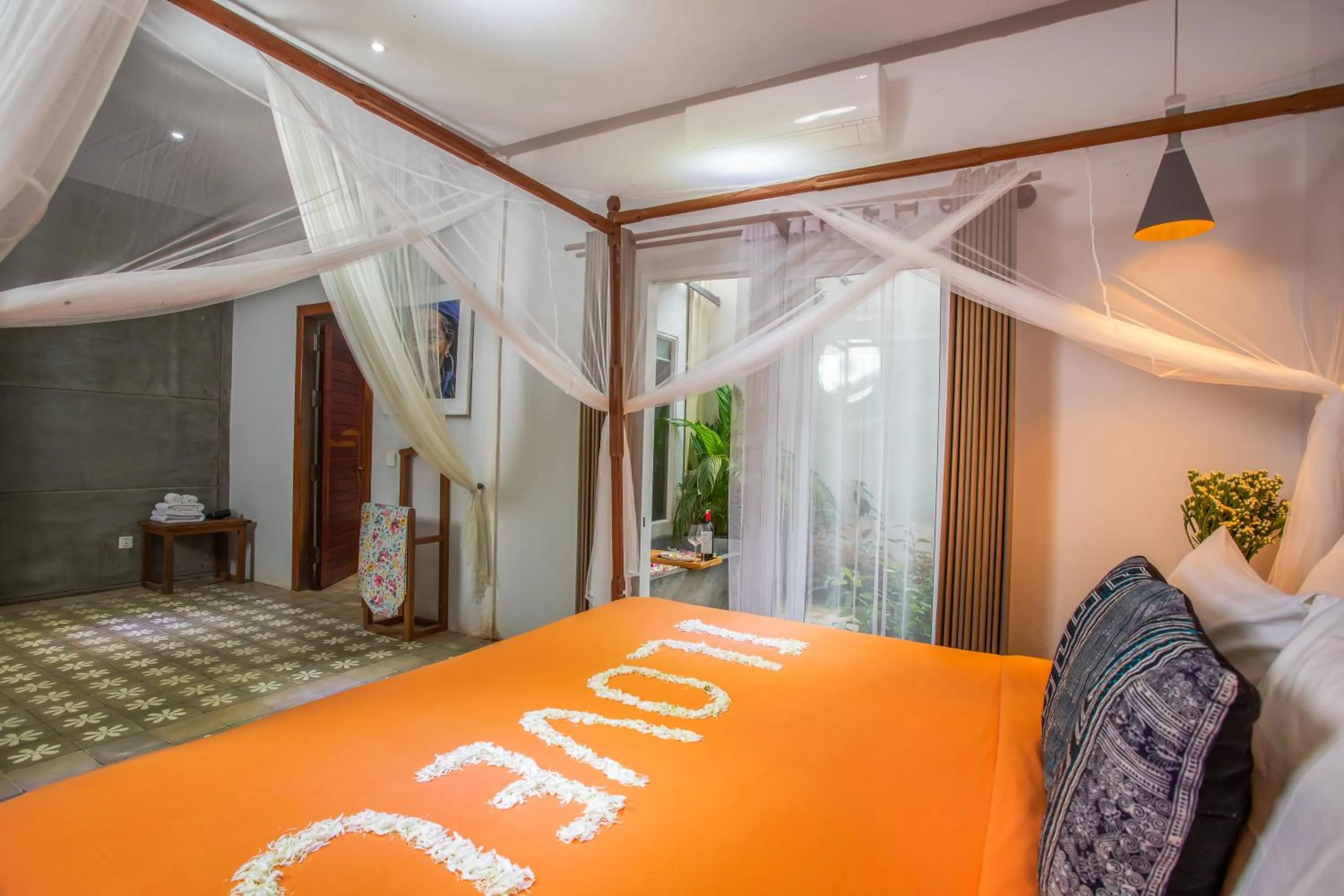 Bedroom, Bed in Isann Lodge