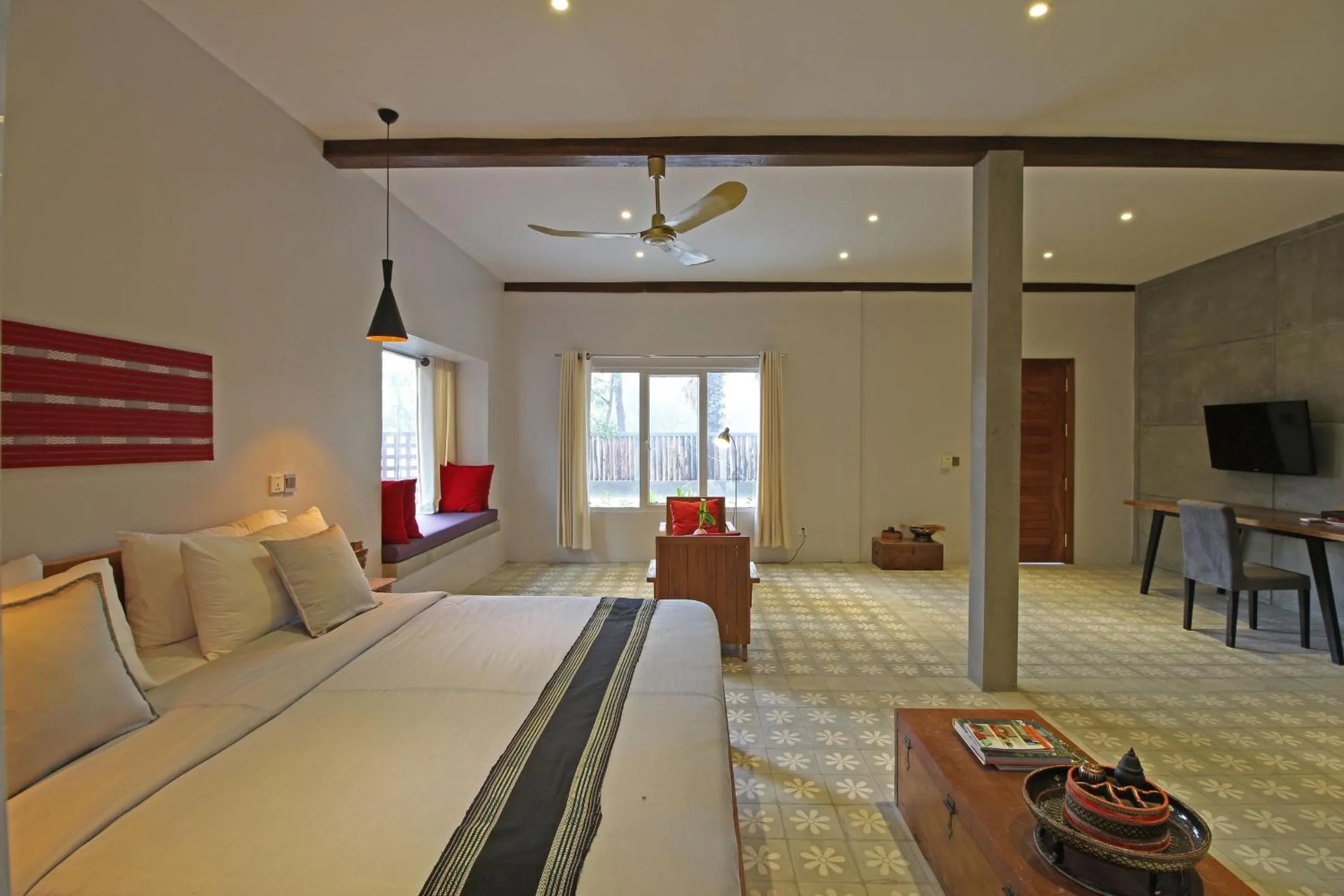 Photo of the whole room, Bed in Isann Lodge