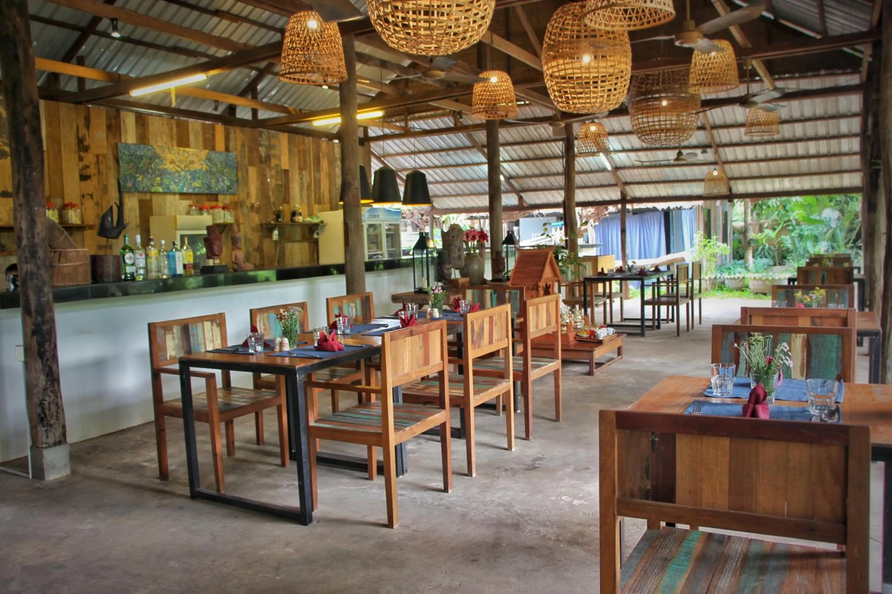 Restaurant/places to eat in Isann Lodge