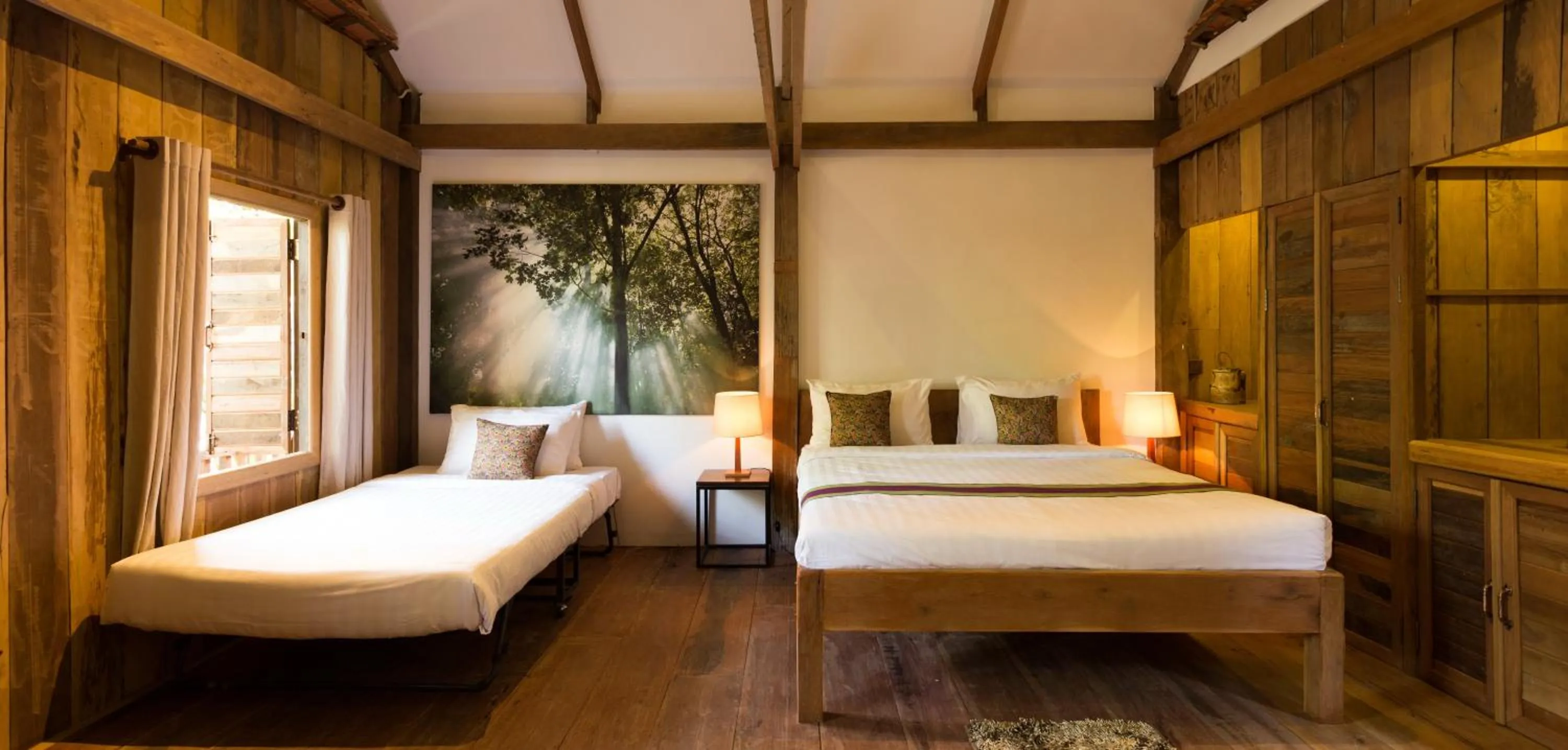 Bedroom, Bed in Isann Lodge