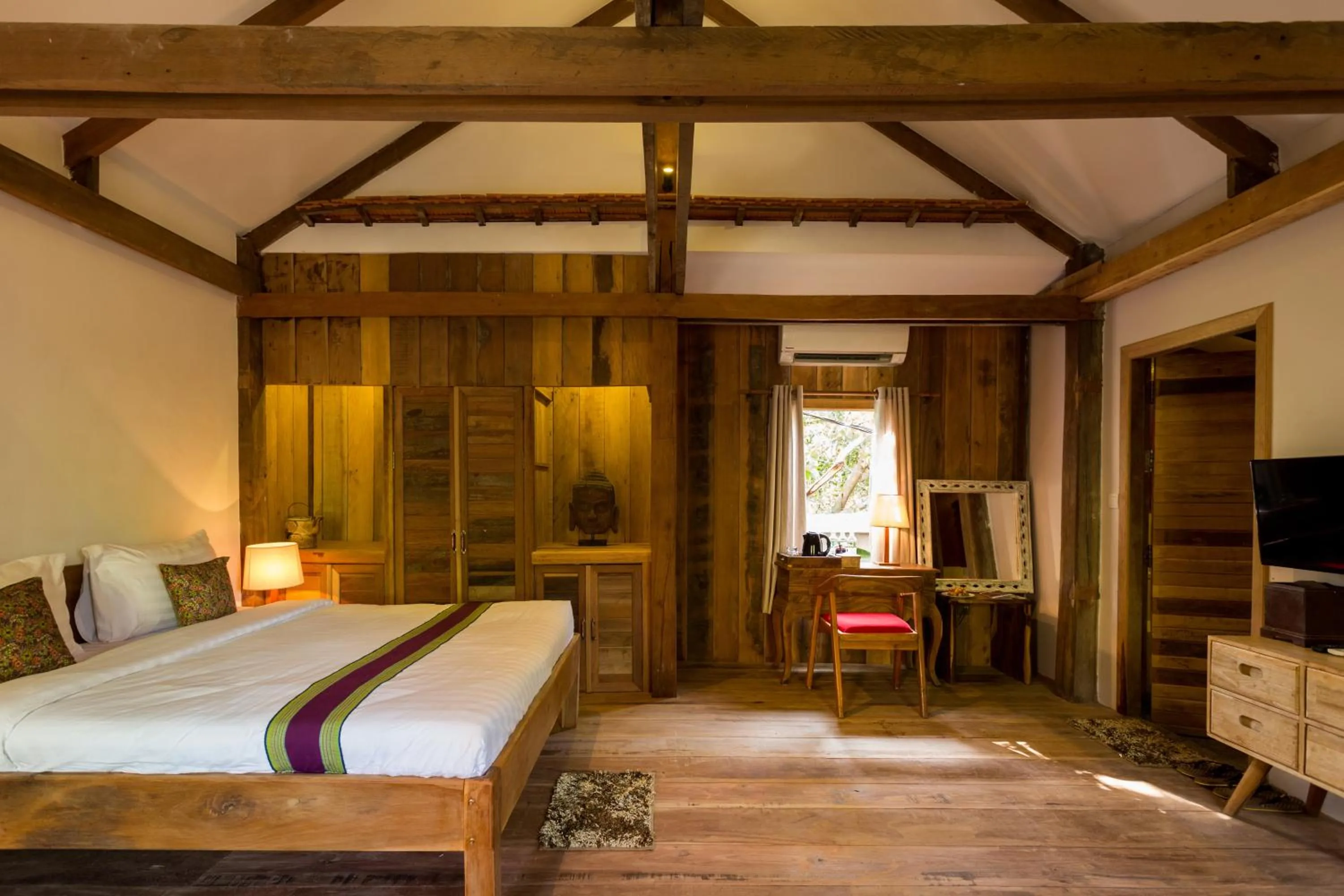 Bedroom, Bed in Isann Lodge