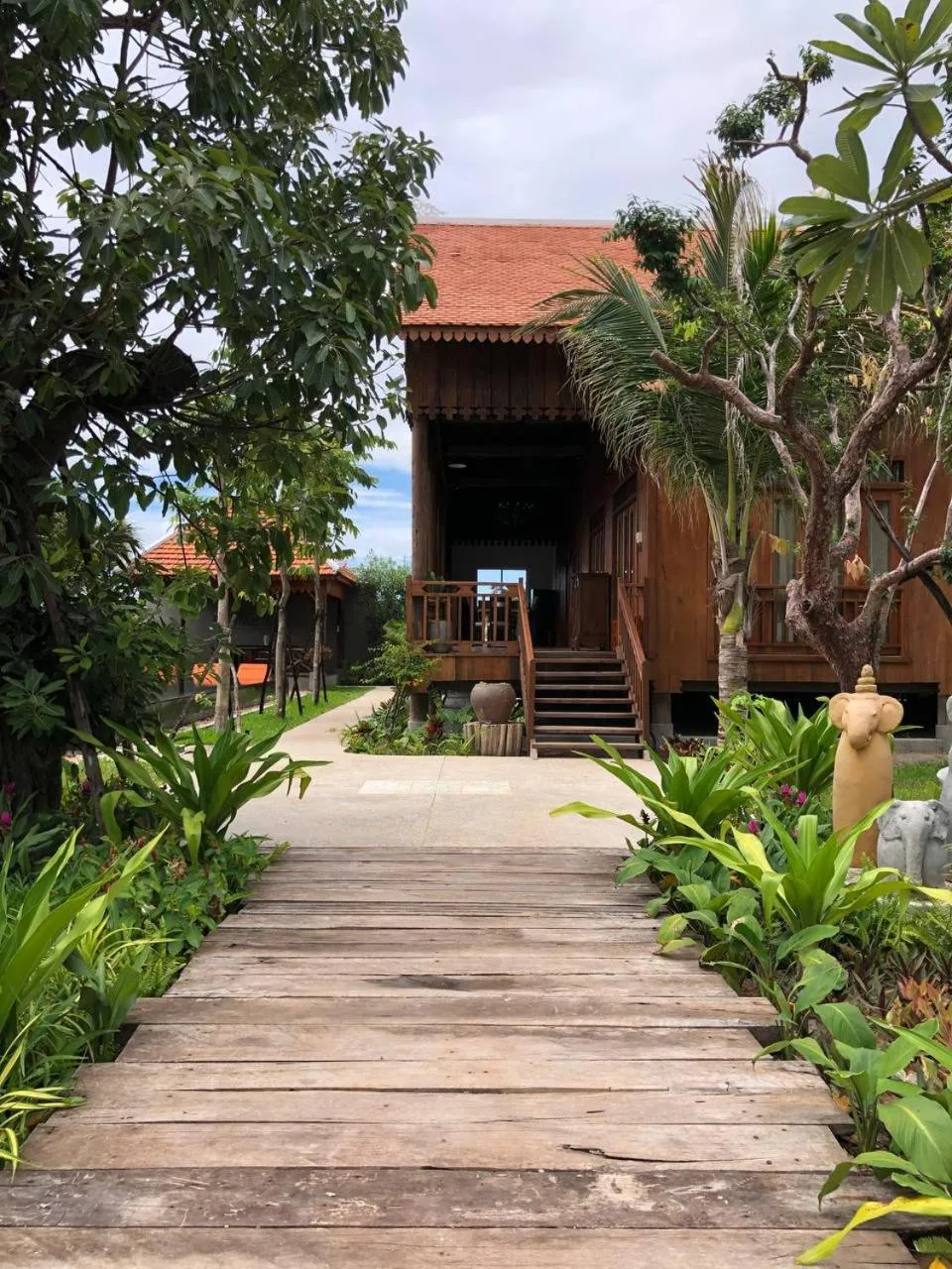 Facade/entrance in Isann Lodge