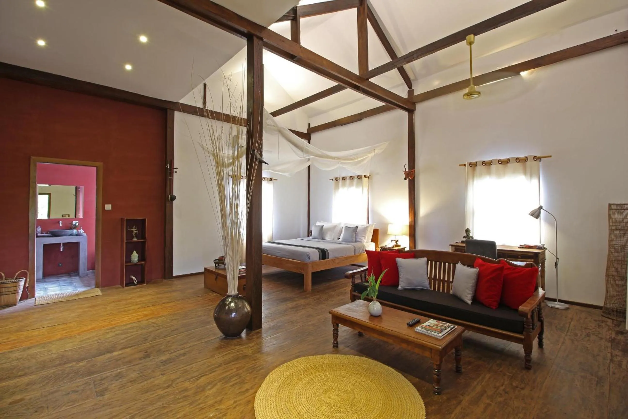 Photo of the whole room in Isann Lodge