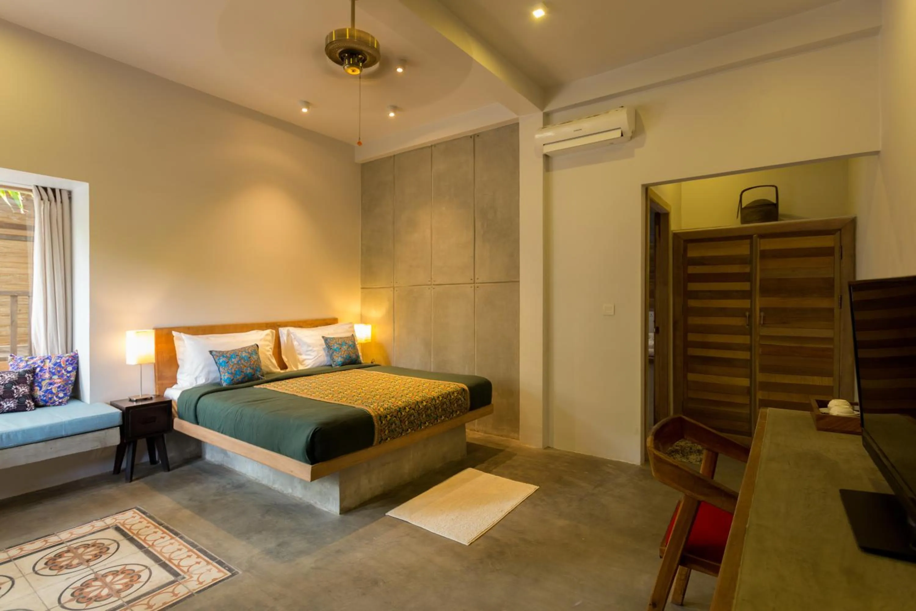 Living room, Bed in Isann Lodge