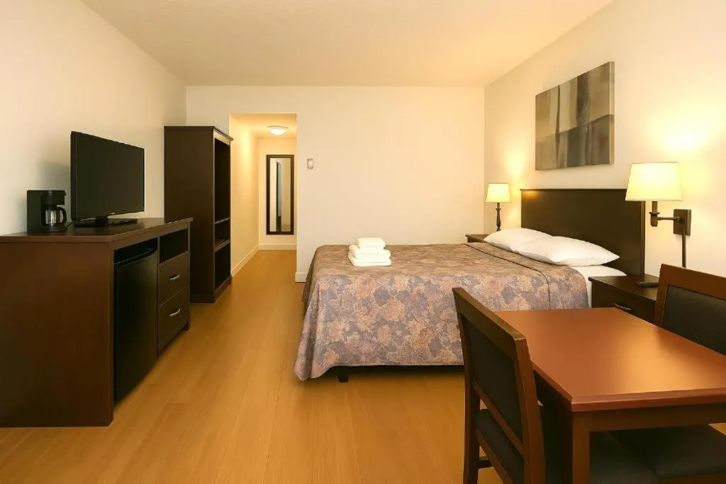 Bedroom, Bed in Midtown Premium