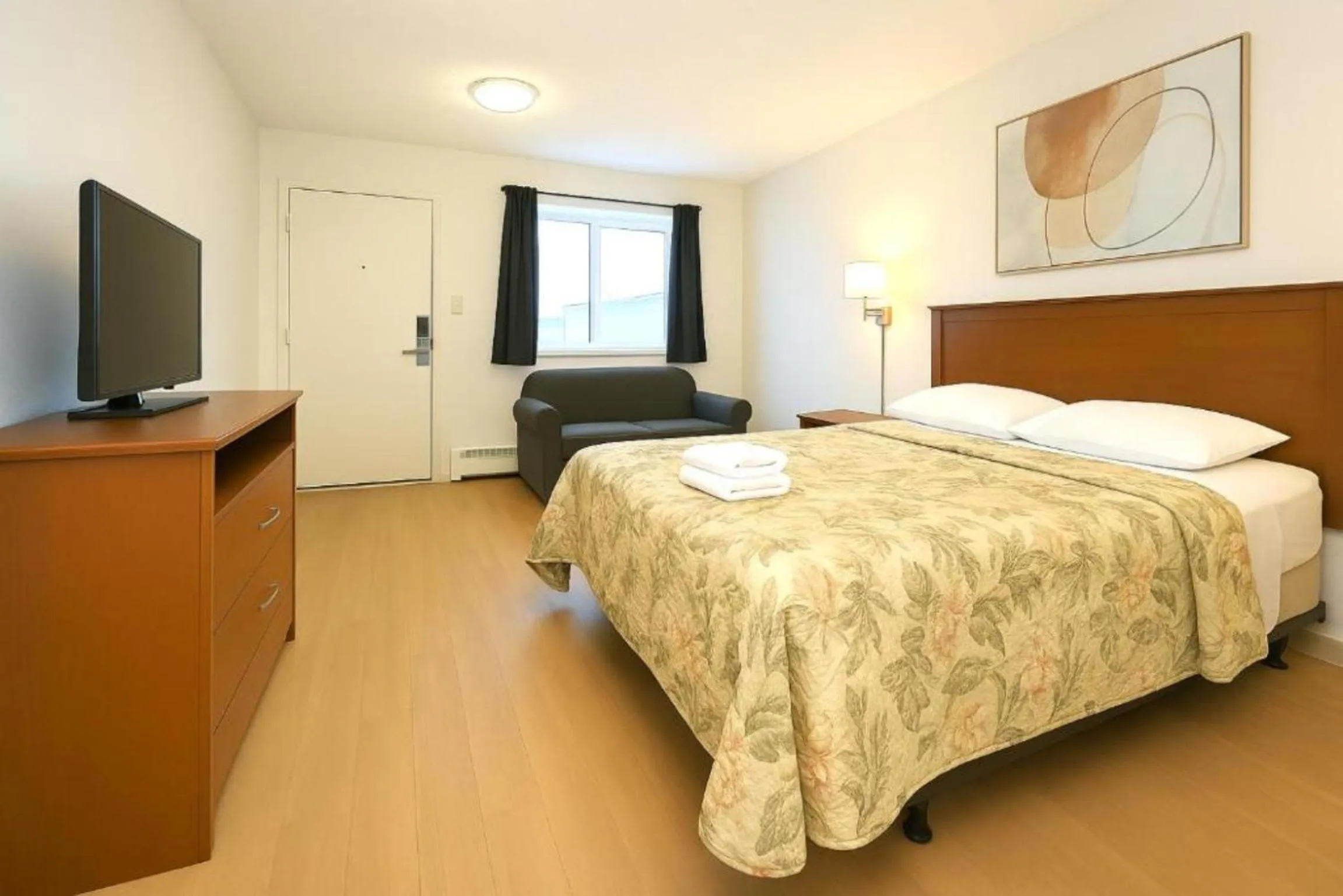 Photo of the whole room, Bed in Midtown Premium