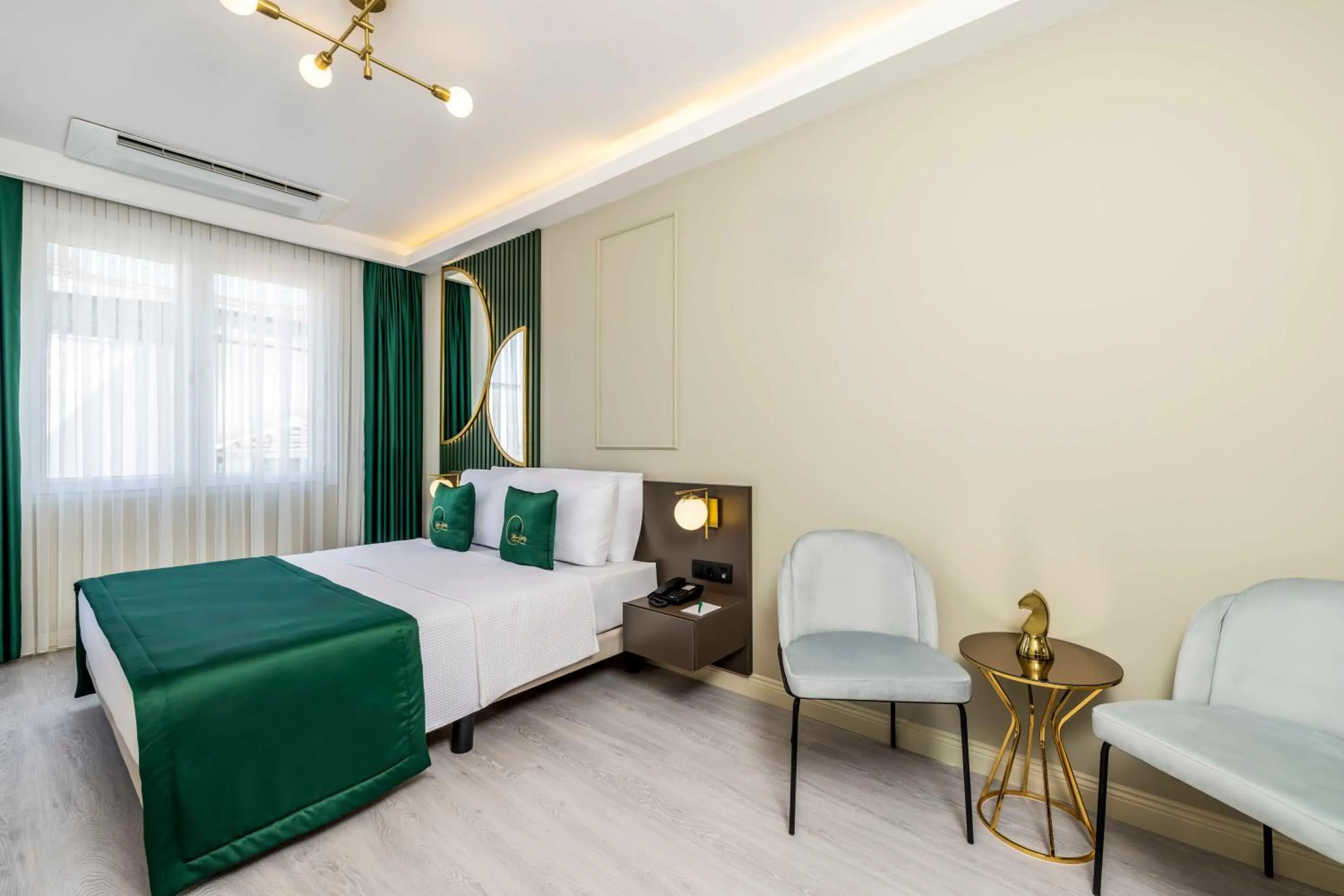 Seating area, Bed in Sistina Old City Hotel