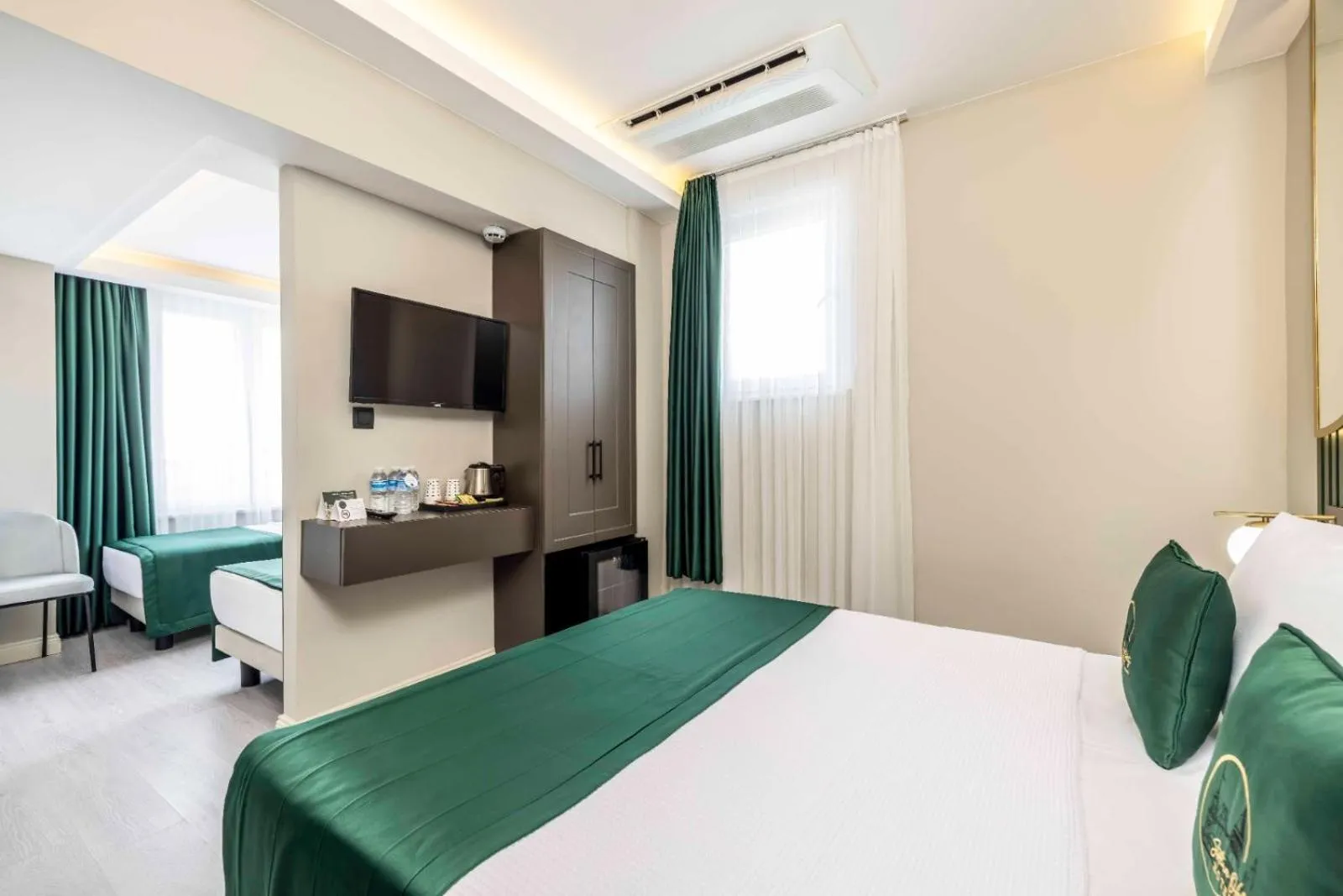 room service, Bed in Sistina Old City Hotel