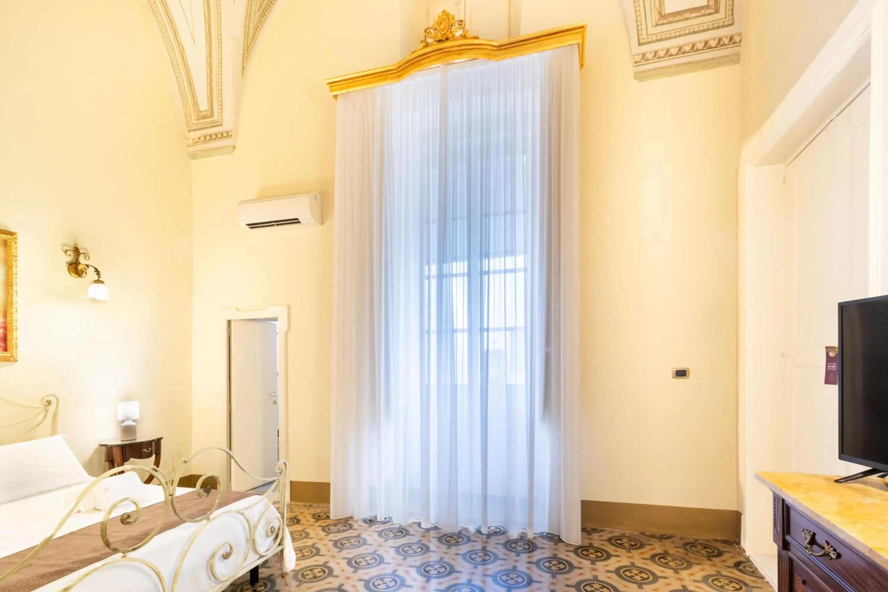 Communal lounge/ TV room, Bed in Palazzo Zacà