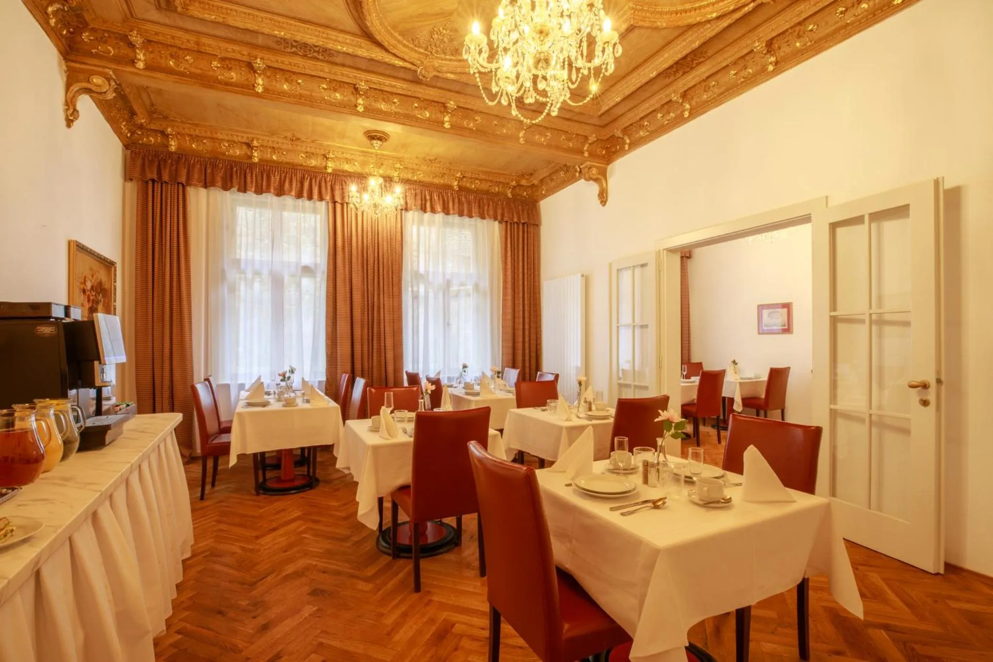 Restaurant/places to eat in Hotel Golden Lamb