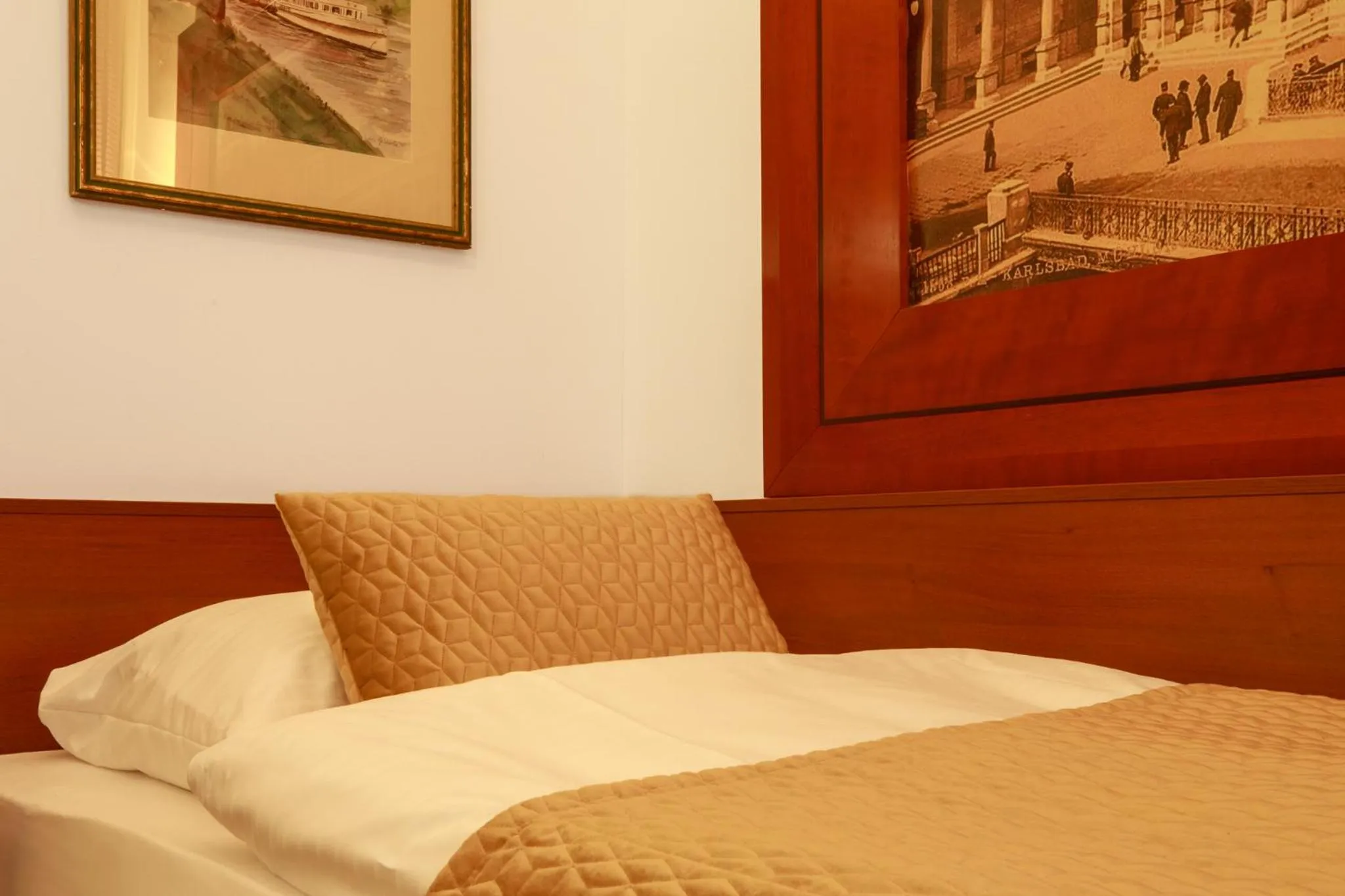 Bed in Hotel Golden Lamb