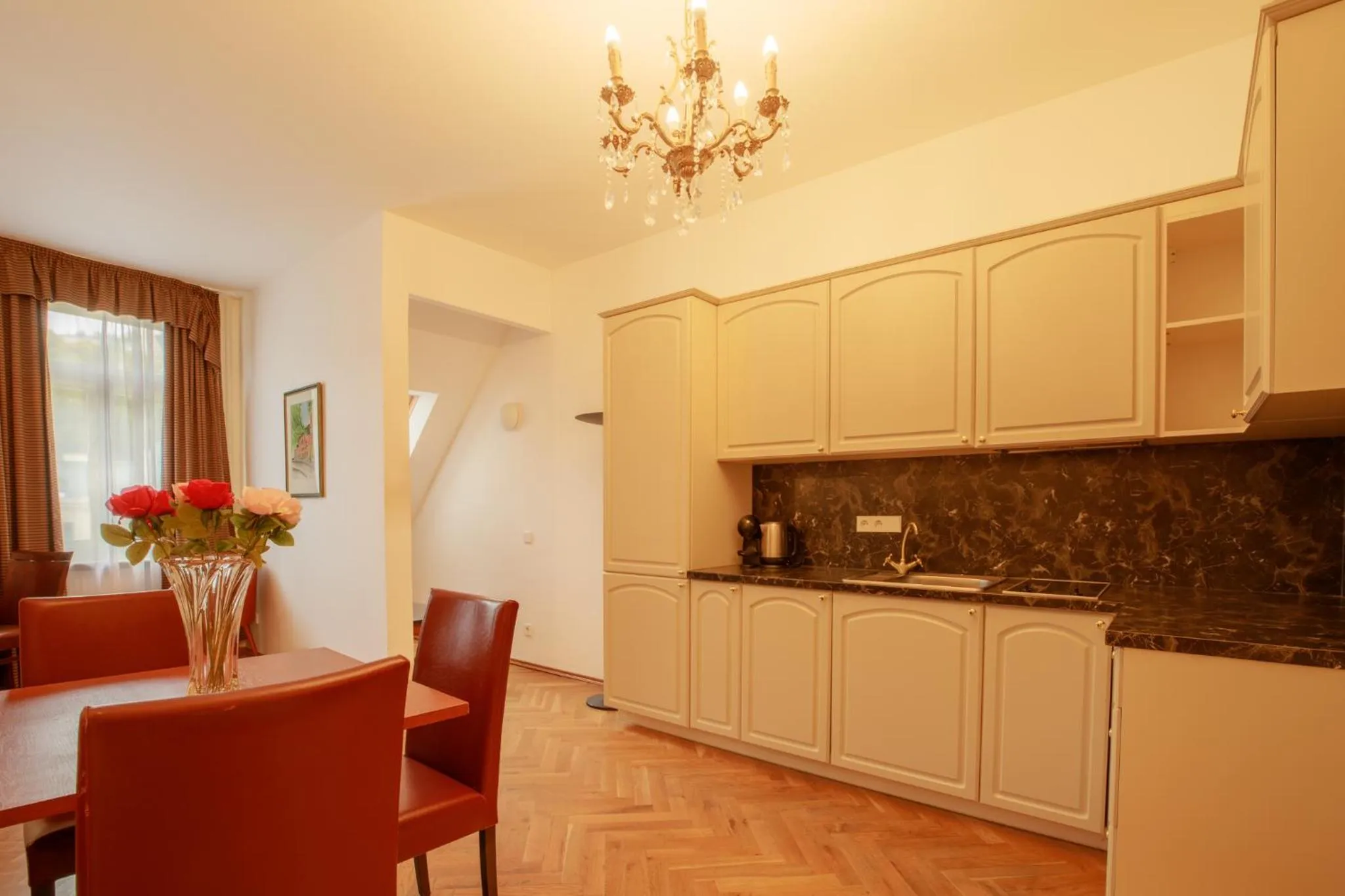 Photo of the whole room in Hotel Golden Lamb