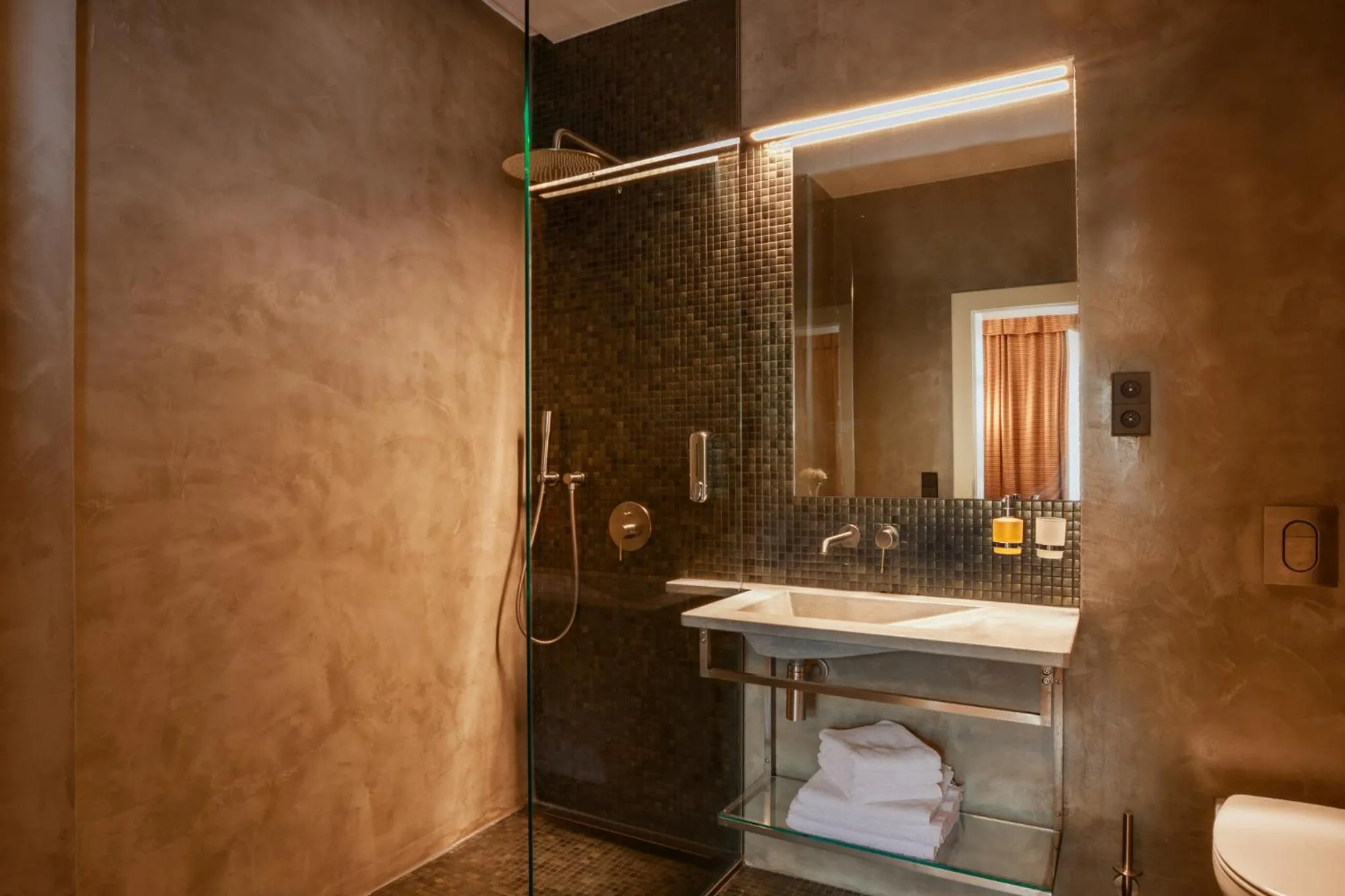 Shower in Hotel Golden Lamb