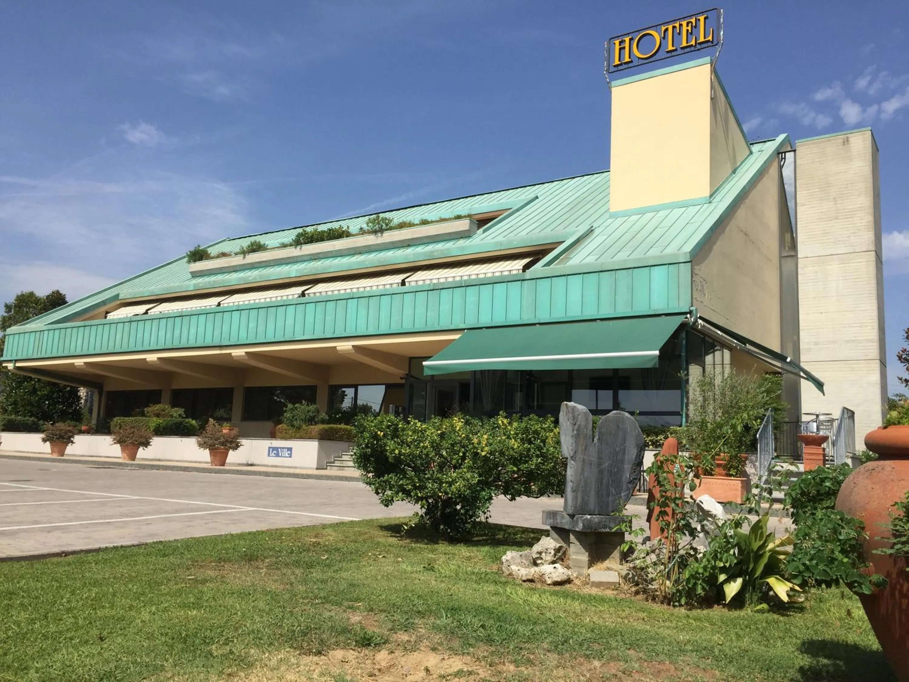 Property building in Hotel Le Ville