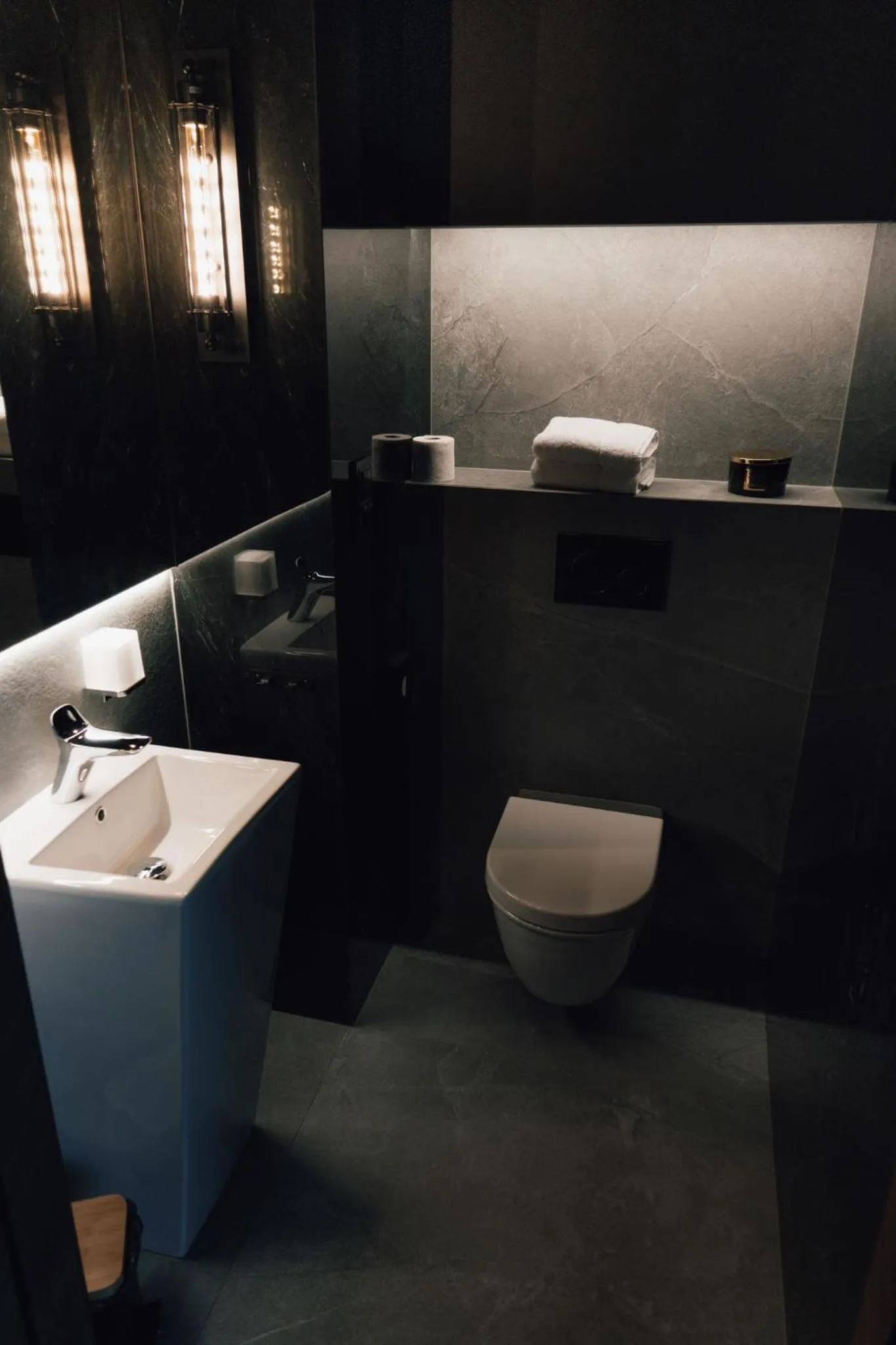 Toilet in Hotel Loft 1898