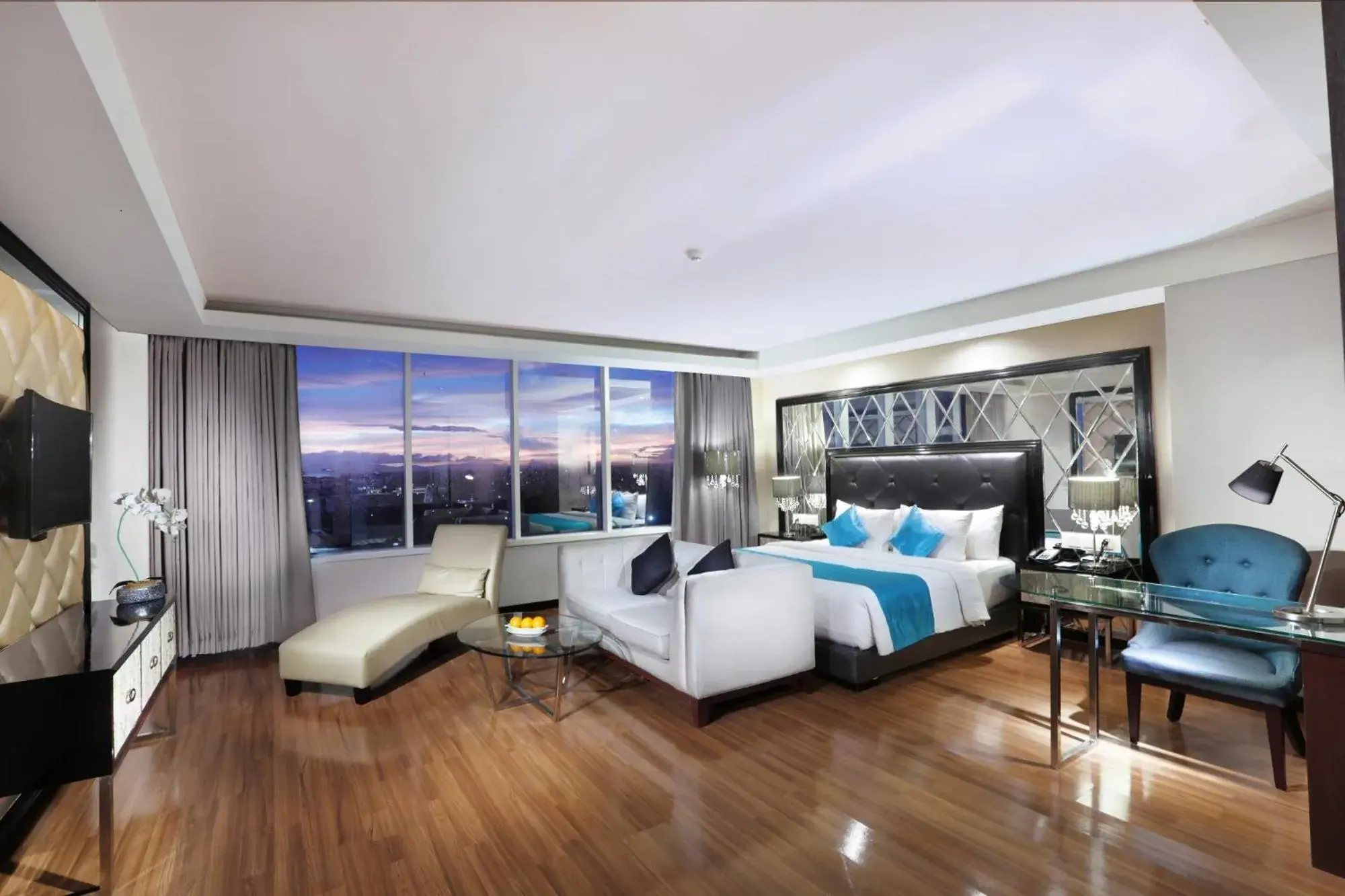 Junior Suite in The Alana Hotel & Convention Center Solo by ASTON Junior Suite in The Alana Hotel & Convention Center Solo by ASTON