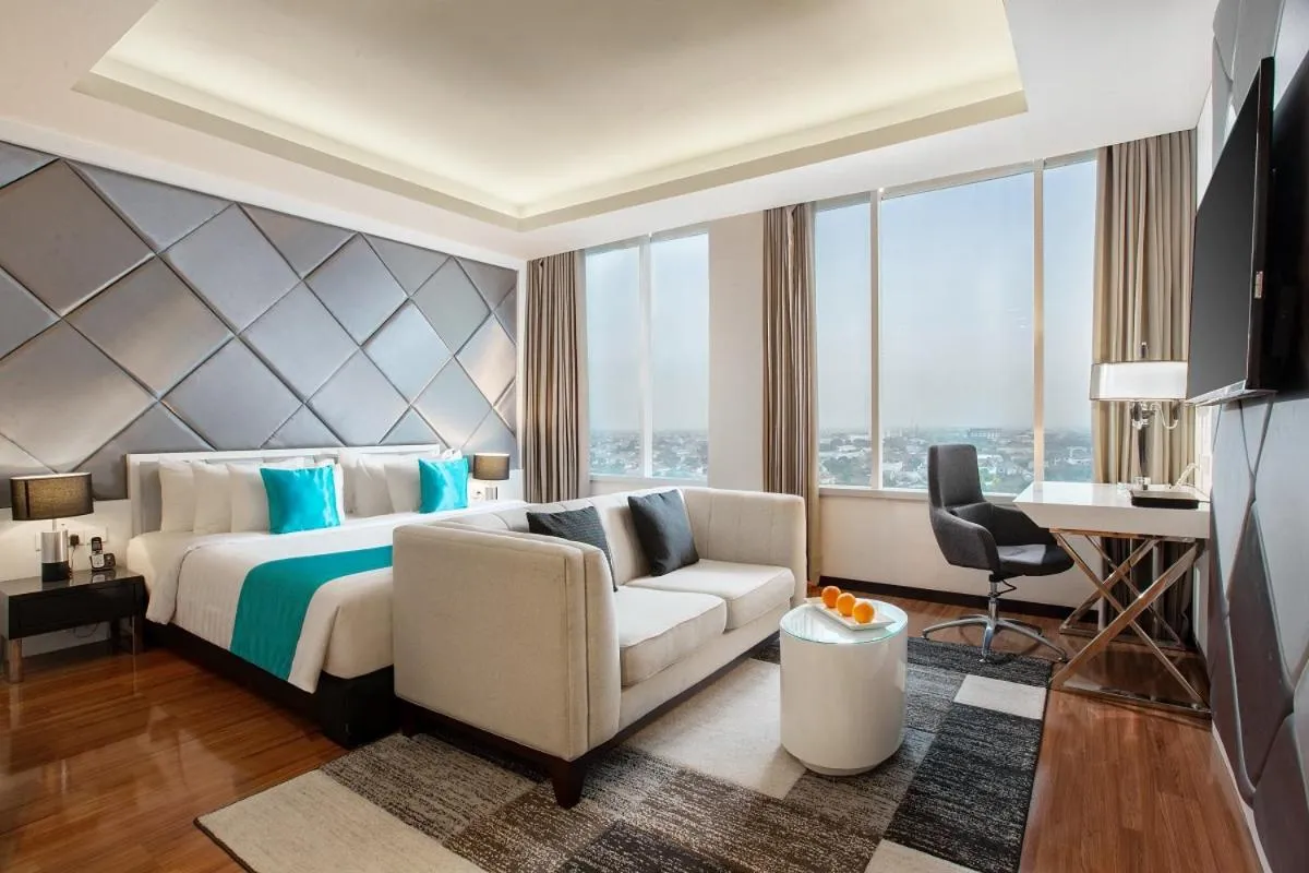 Living room, Bed in The Alana Hotel & Convention Center Solo by ASTON