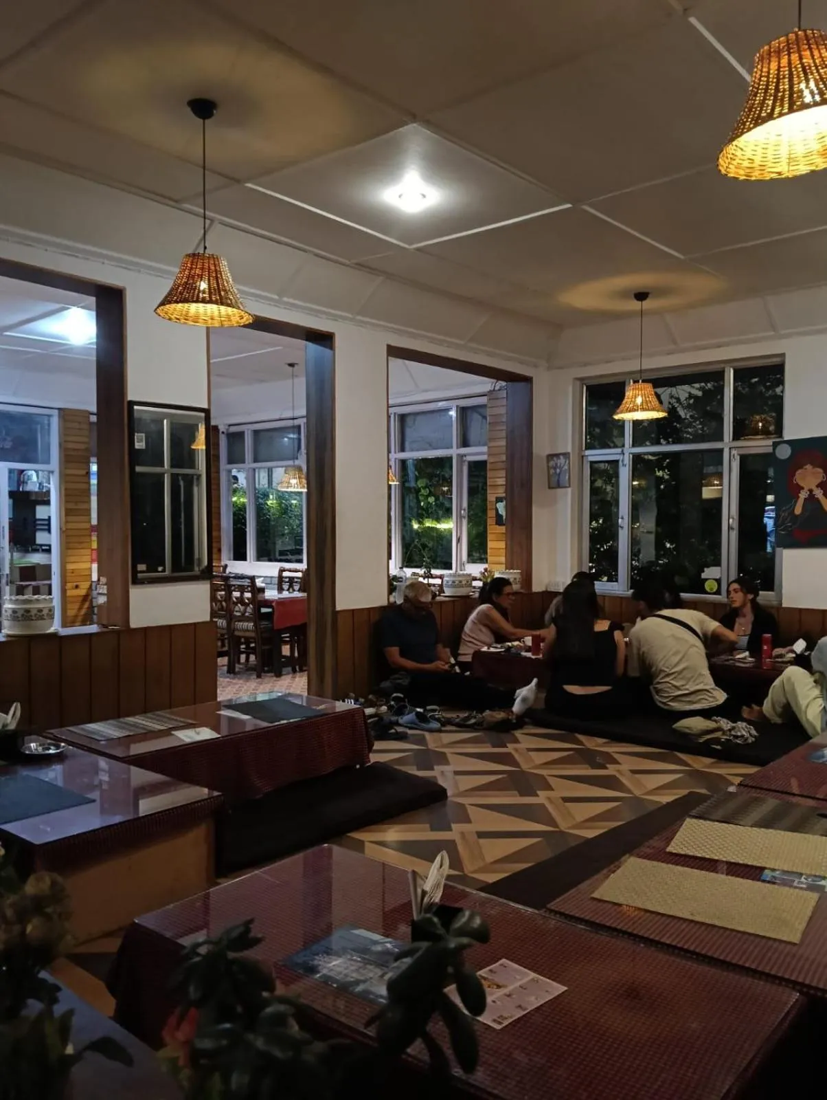 Restaurant/places to eat in Sky Pie hotel