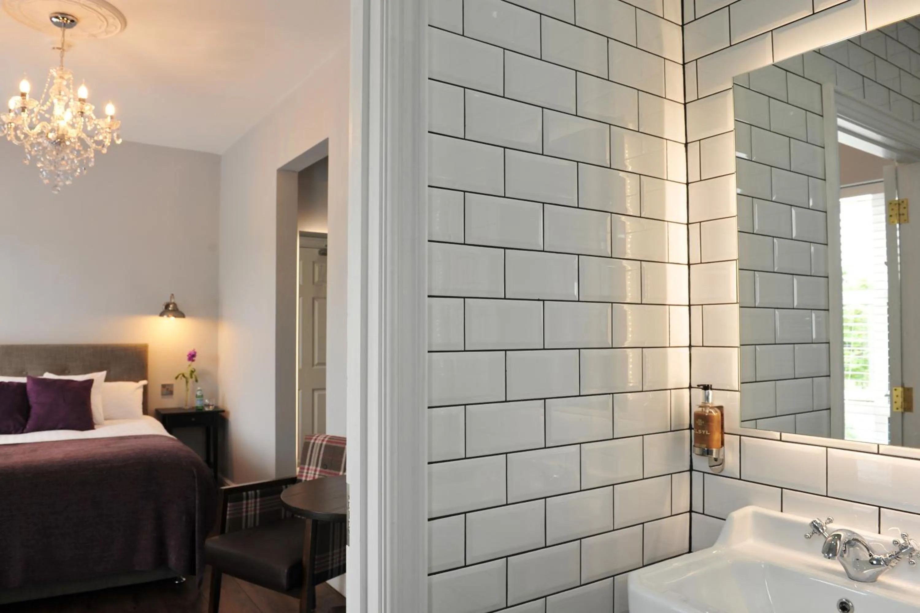 Bathroom, Bed in The Gateway Lodge