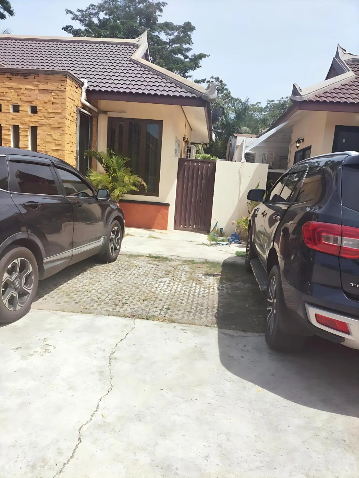Parking in Hunter Hide Pool Villa