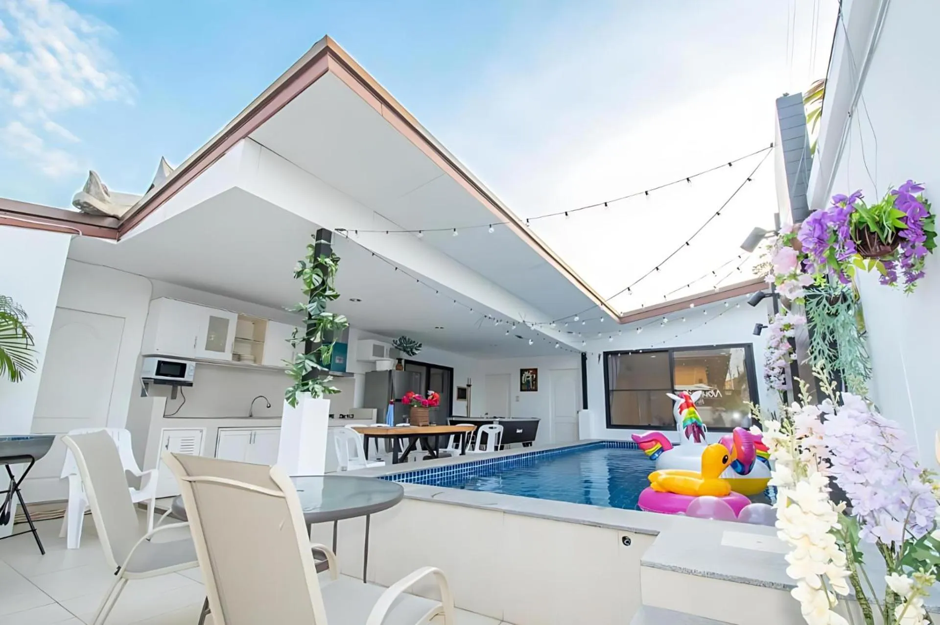 Food and drinks in Hunter Hide Pool Villa